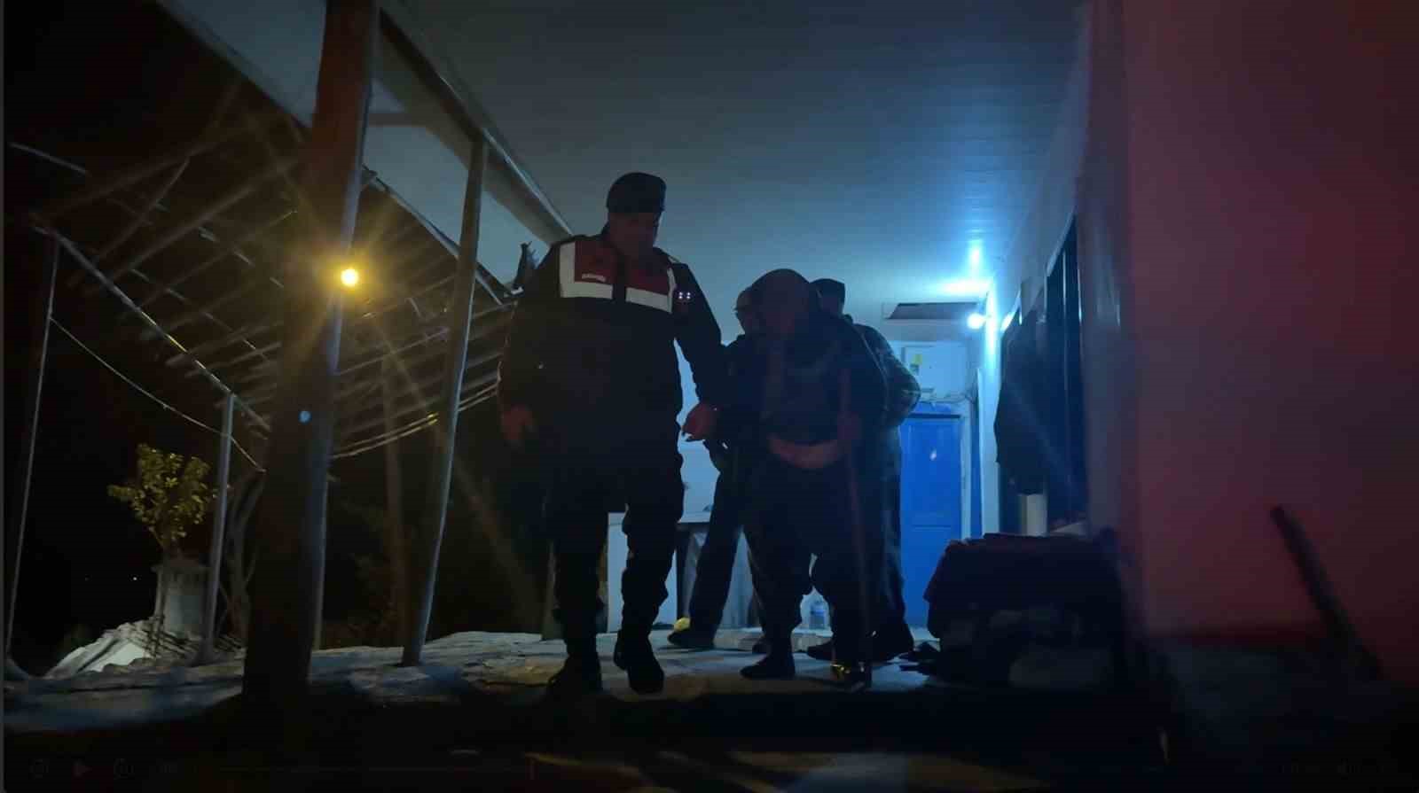 Antalya’da evleri tehdit eden orman yangını kontrol altına alındı