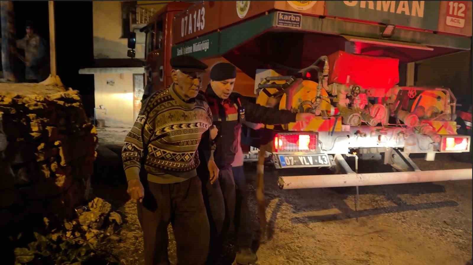 Antalya’da evleri tehdit eden orman yangını kontrol altına alındı