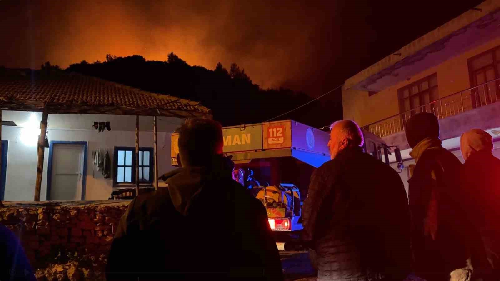 Antalya’da evleri tehdit eden orman yangını kontrol altına alındı