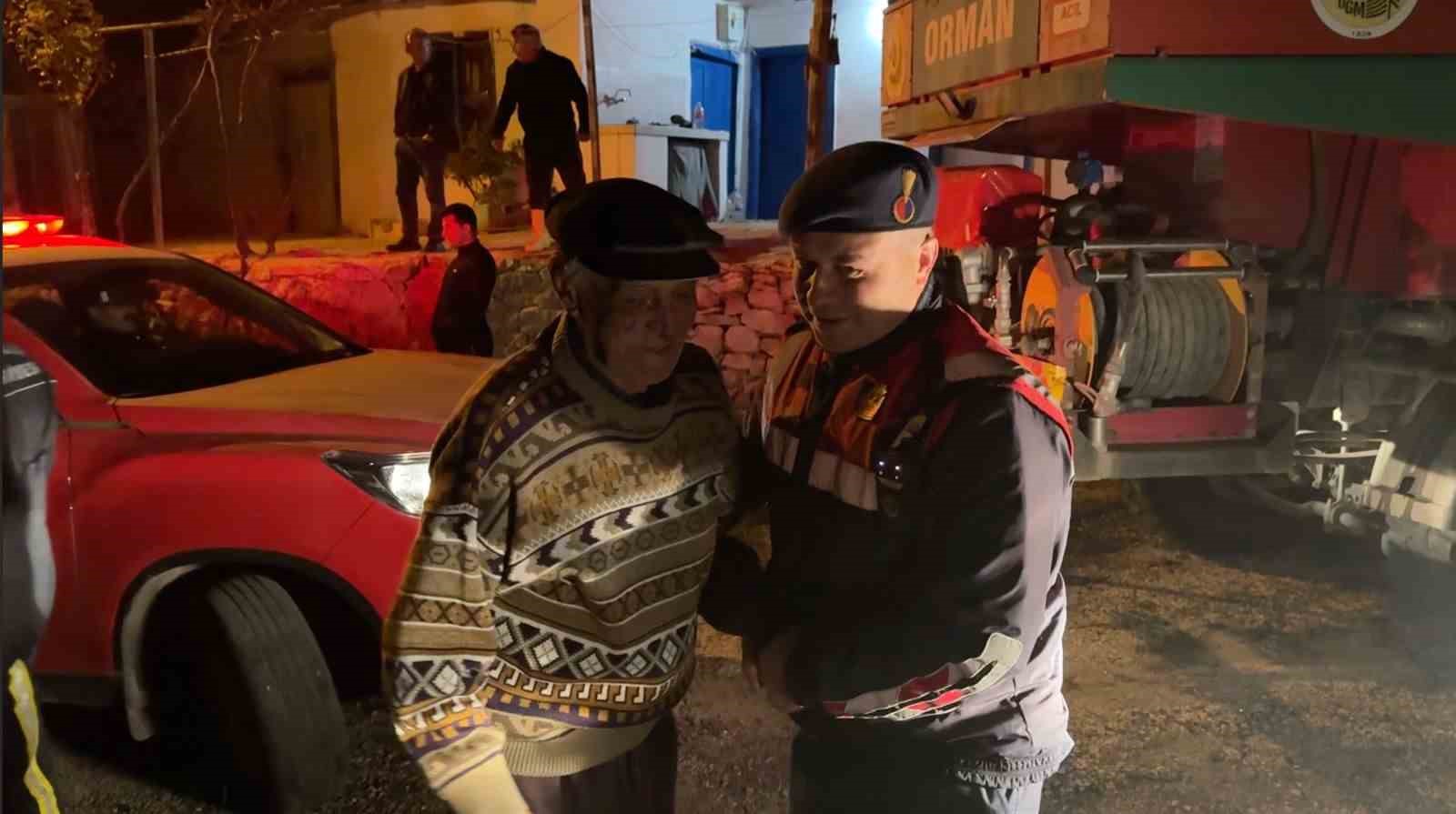 Antalya’da evleri tehdit eden orman yangını kontrol altına alındı