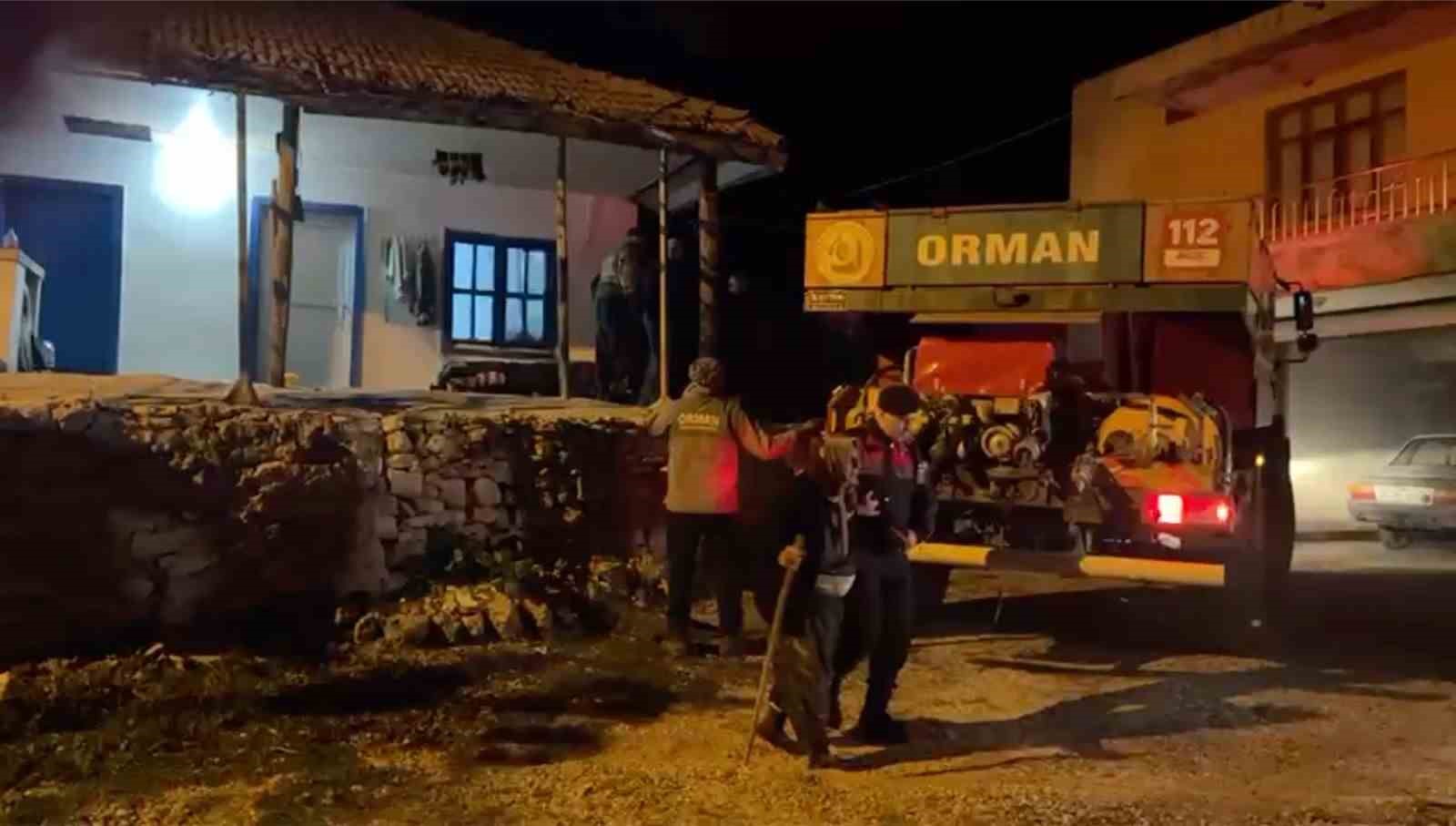 Antalya’da evleri tehdit eden orman yangını kontrol altına alındı
