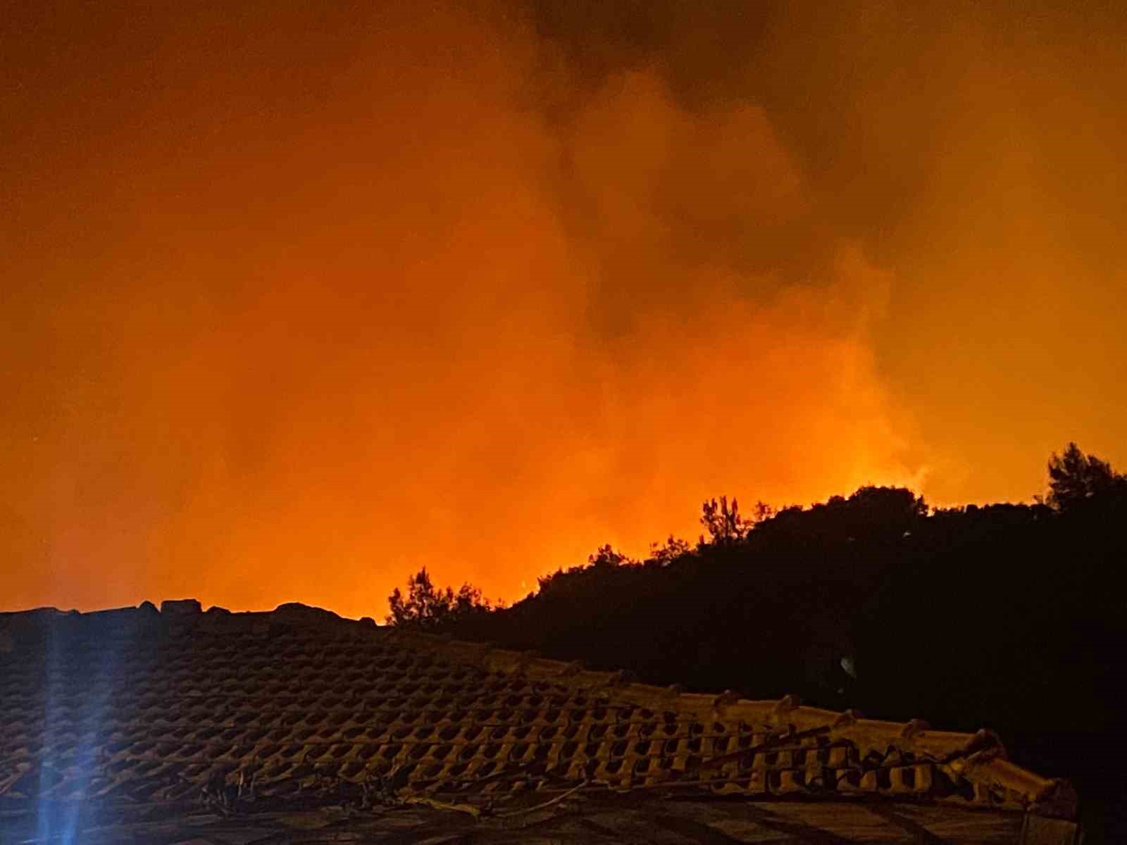 Antalya’da evleri tehdit eden orman yangını kontrol altına alındı