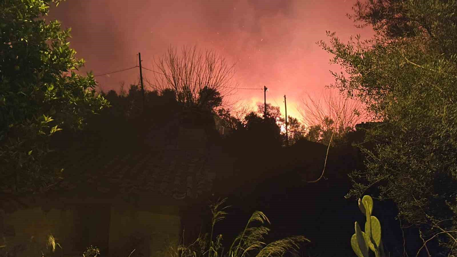 Antalya’da evleri tehdit eden orman yangını kontrol altına alındı