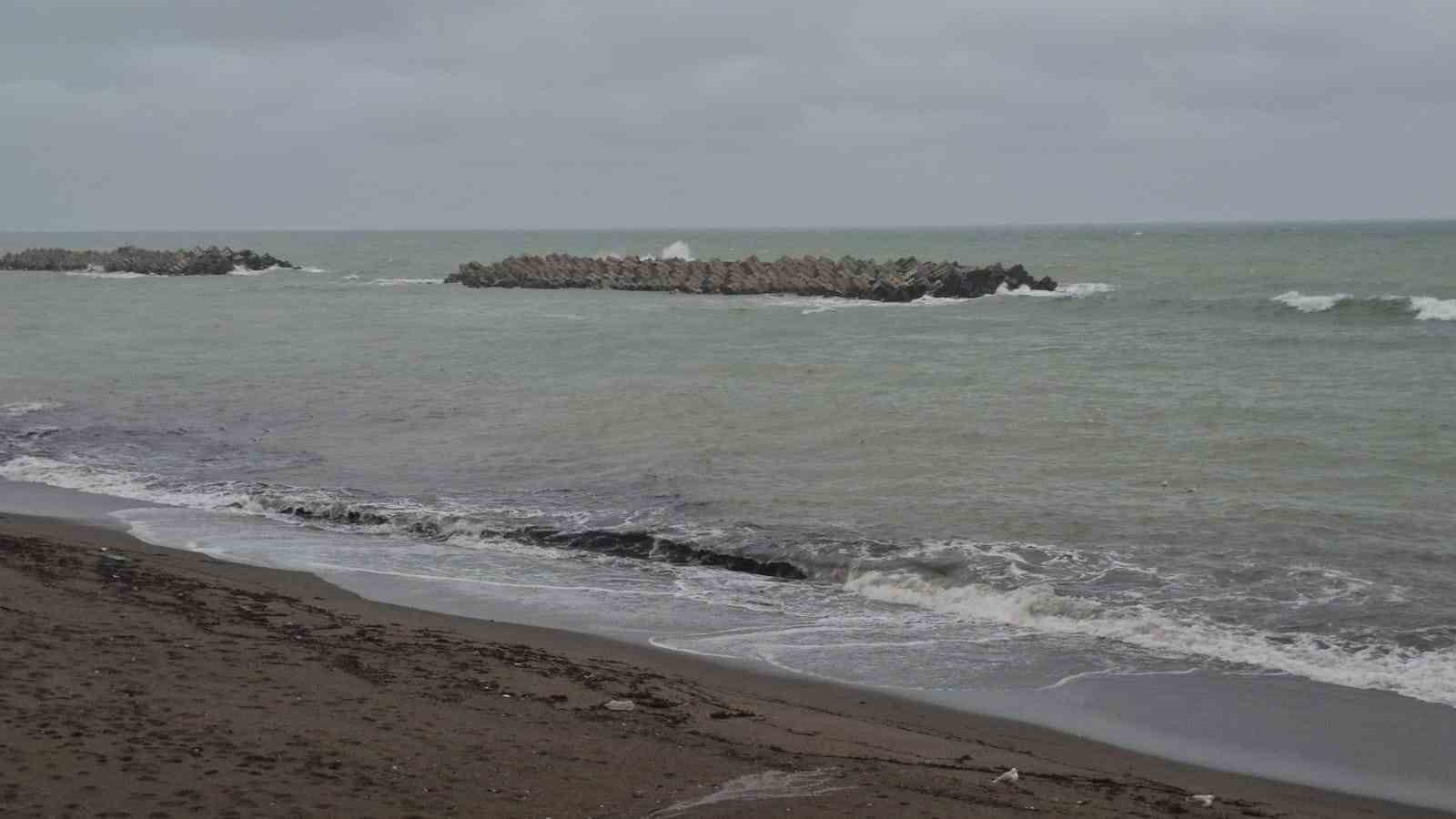 Akçakoca’da sağanak ve fırtına etkili oldu: Dalgalar sahili dövdü