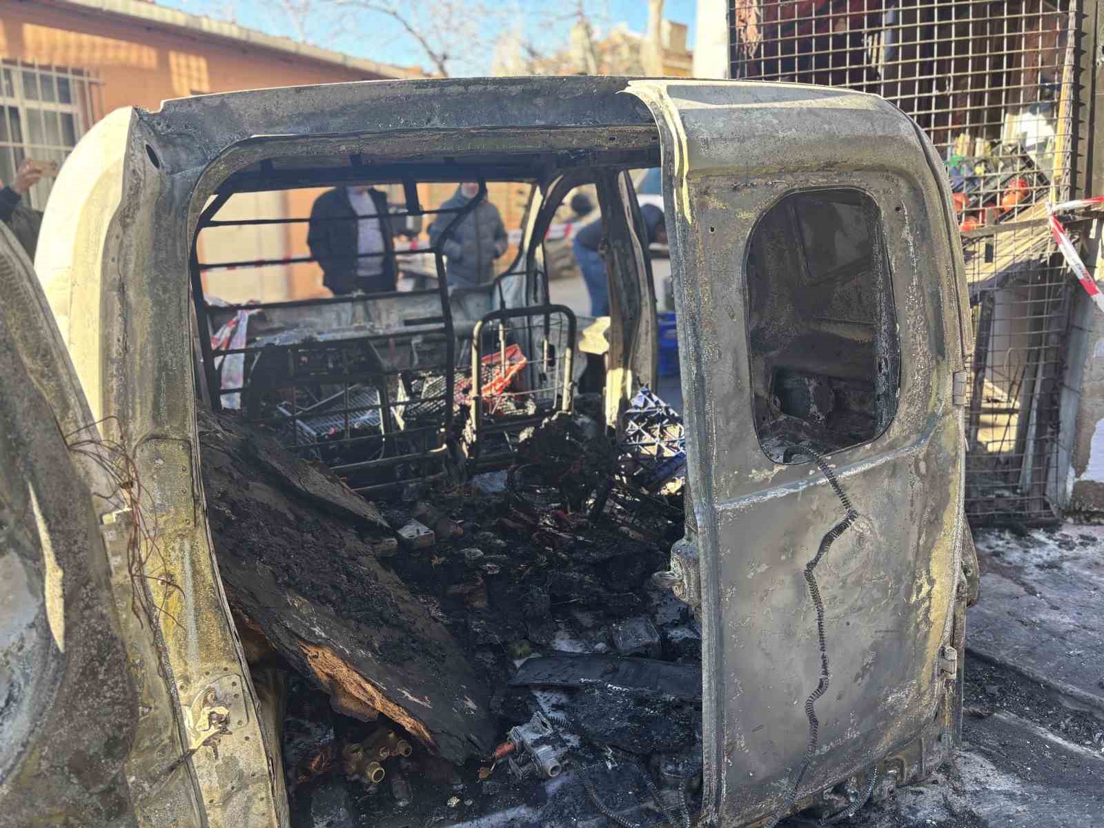 Beyoğlu’nda alev alev yanan araç küle döndü, yangın markete sıçradı