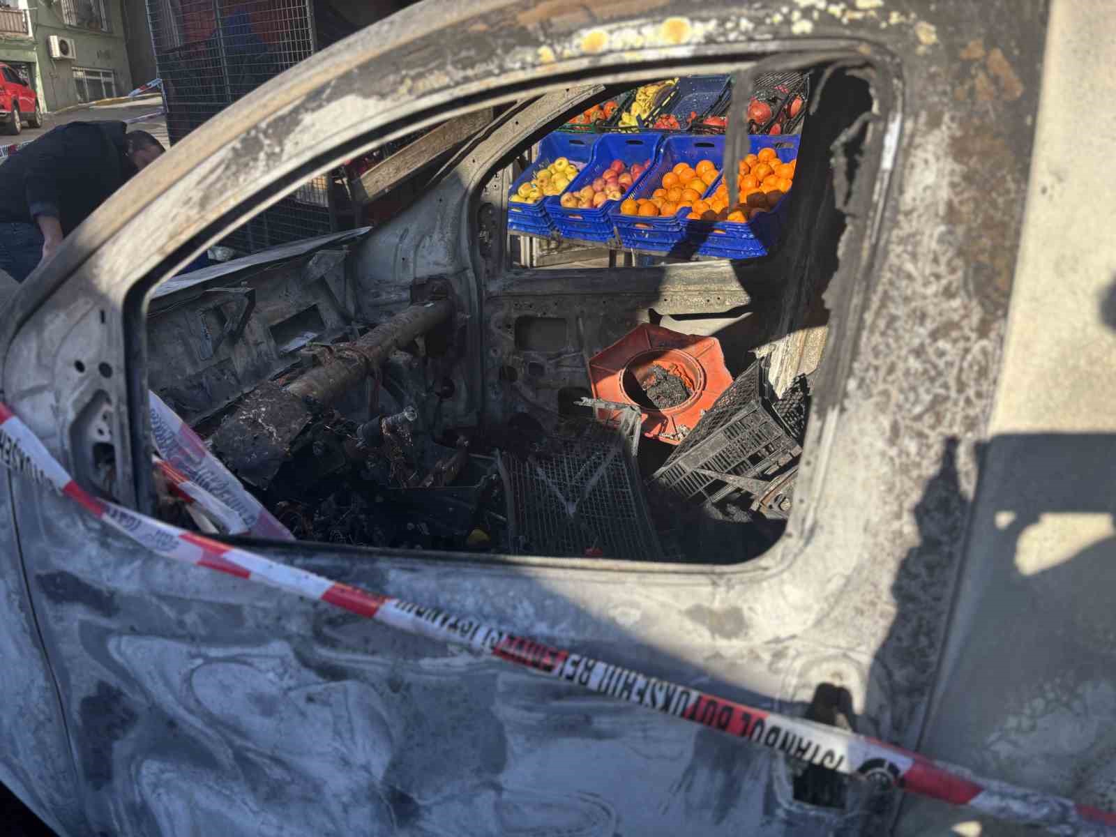 Beyoğlu’nda alev alev yanan araç küle döndü, yangın markete sıçradı