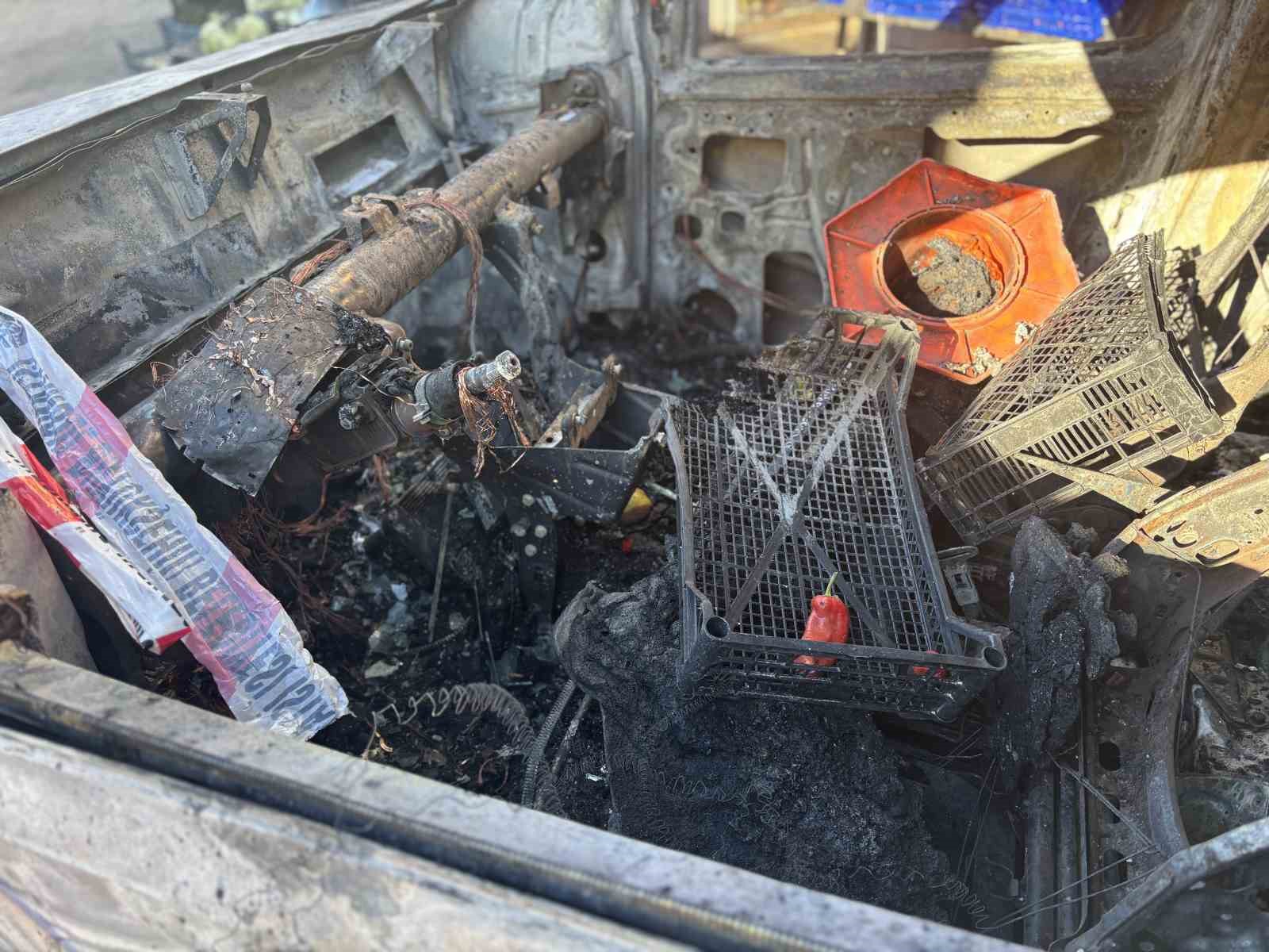 Beyoğlu’nda alev alev yanan araç küle döndü, yangın markete sıçradı