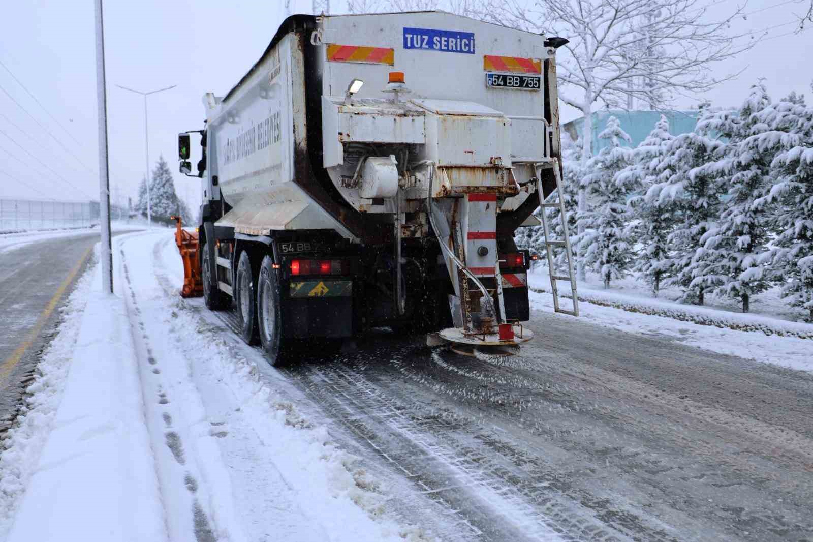 Sakarya’da kar yağışı sonrası kapanan 45 grup yolundan 33’ü ulaşıma açıldı