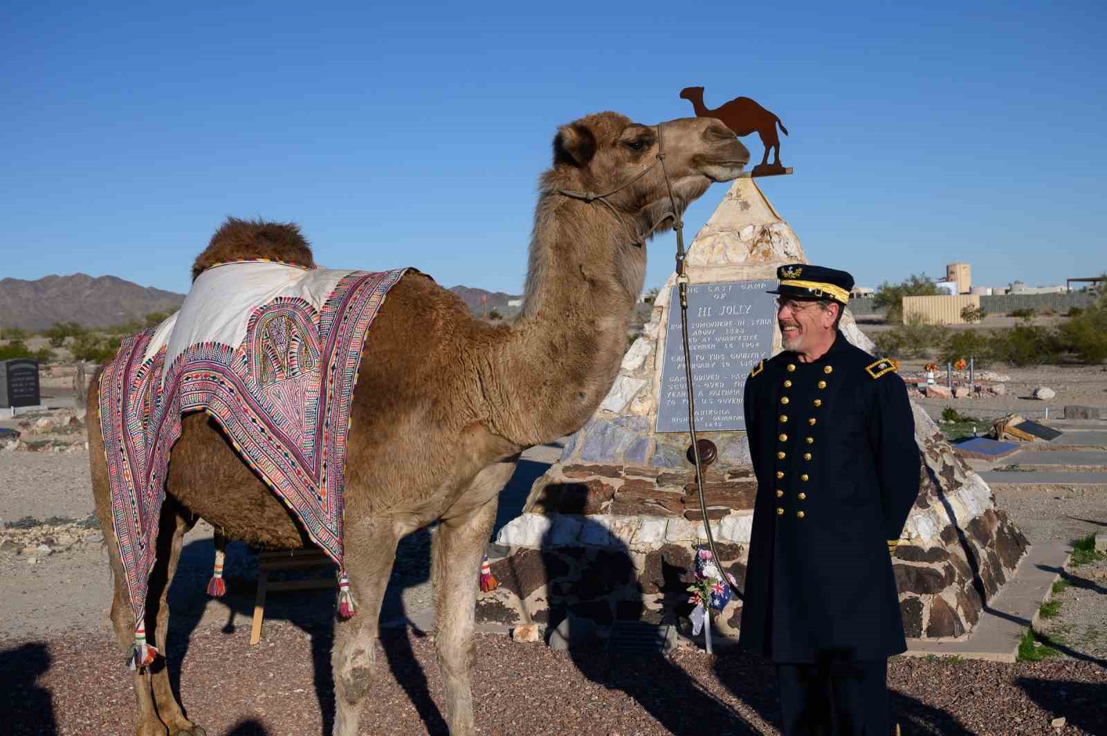 Sanatçı Mertcan Türkoğlu, Hi Jolly’nin Arizona’daki anıt mezarı başında anıldı