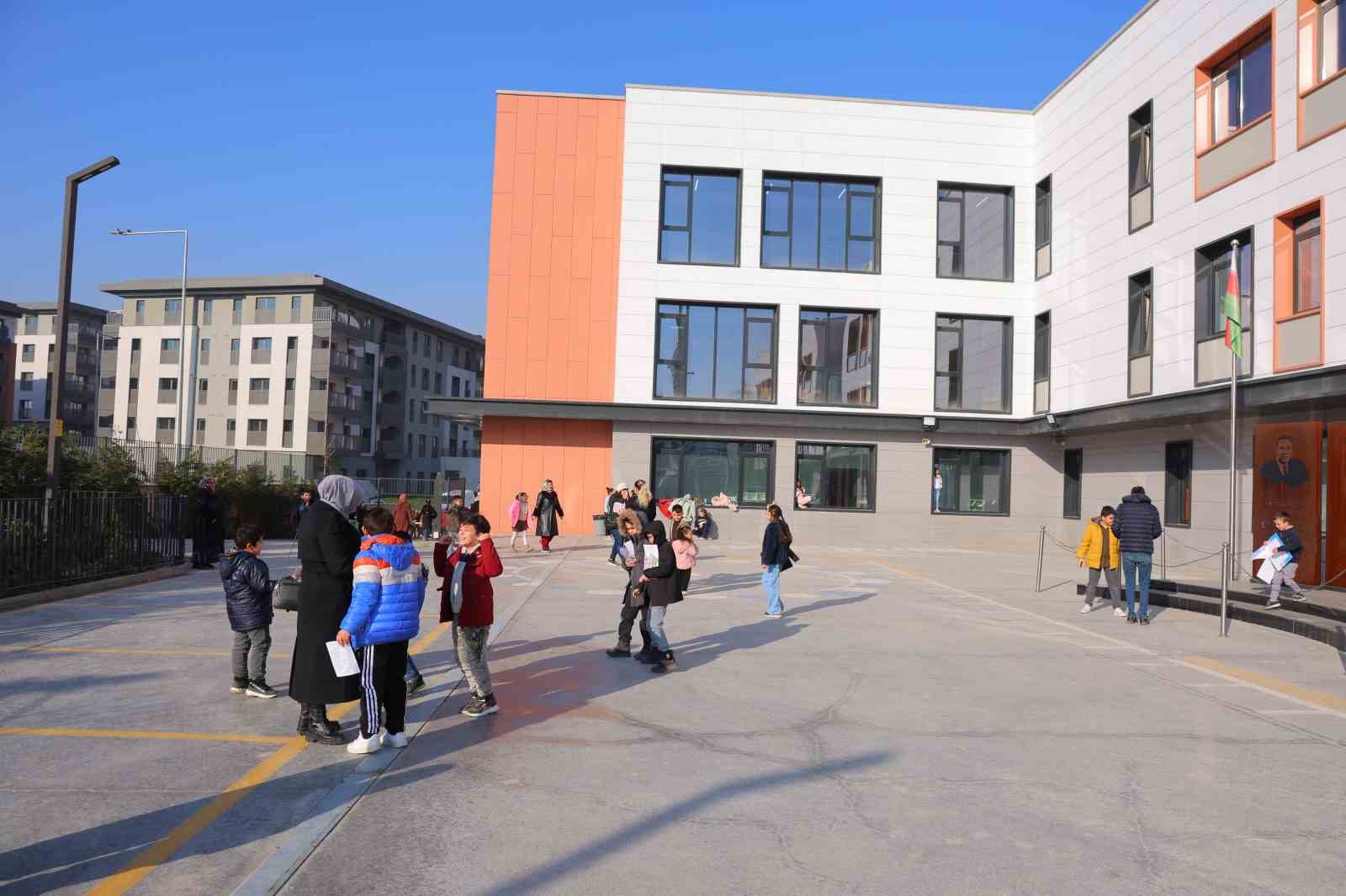 Deprem bölgesindeki Haydar Aliyev İlkokulu’nda karne heyecanı