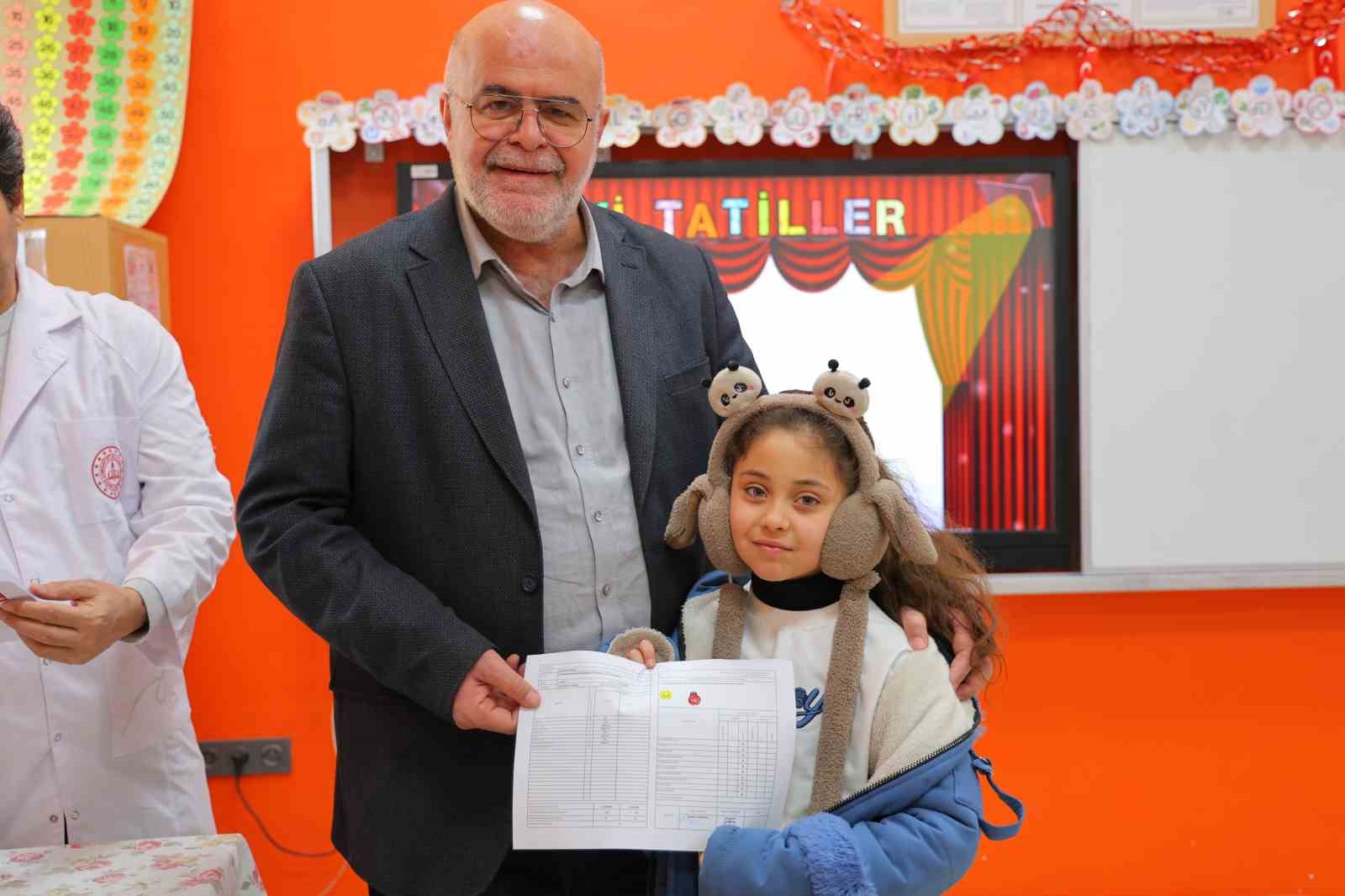 Deprem bölgesindeki Haydar Aliyev İlkokulu’nda karne heyecanı