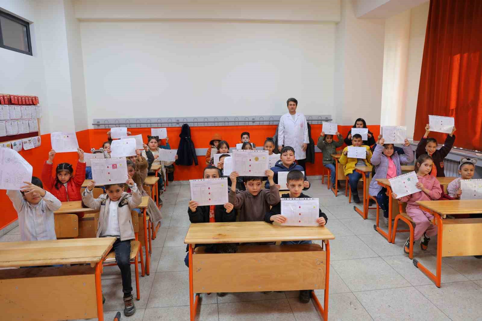 Deprem bölgesindeki Haydar Aliyev İlkokulu’nda karne heyecanı