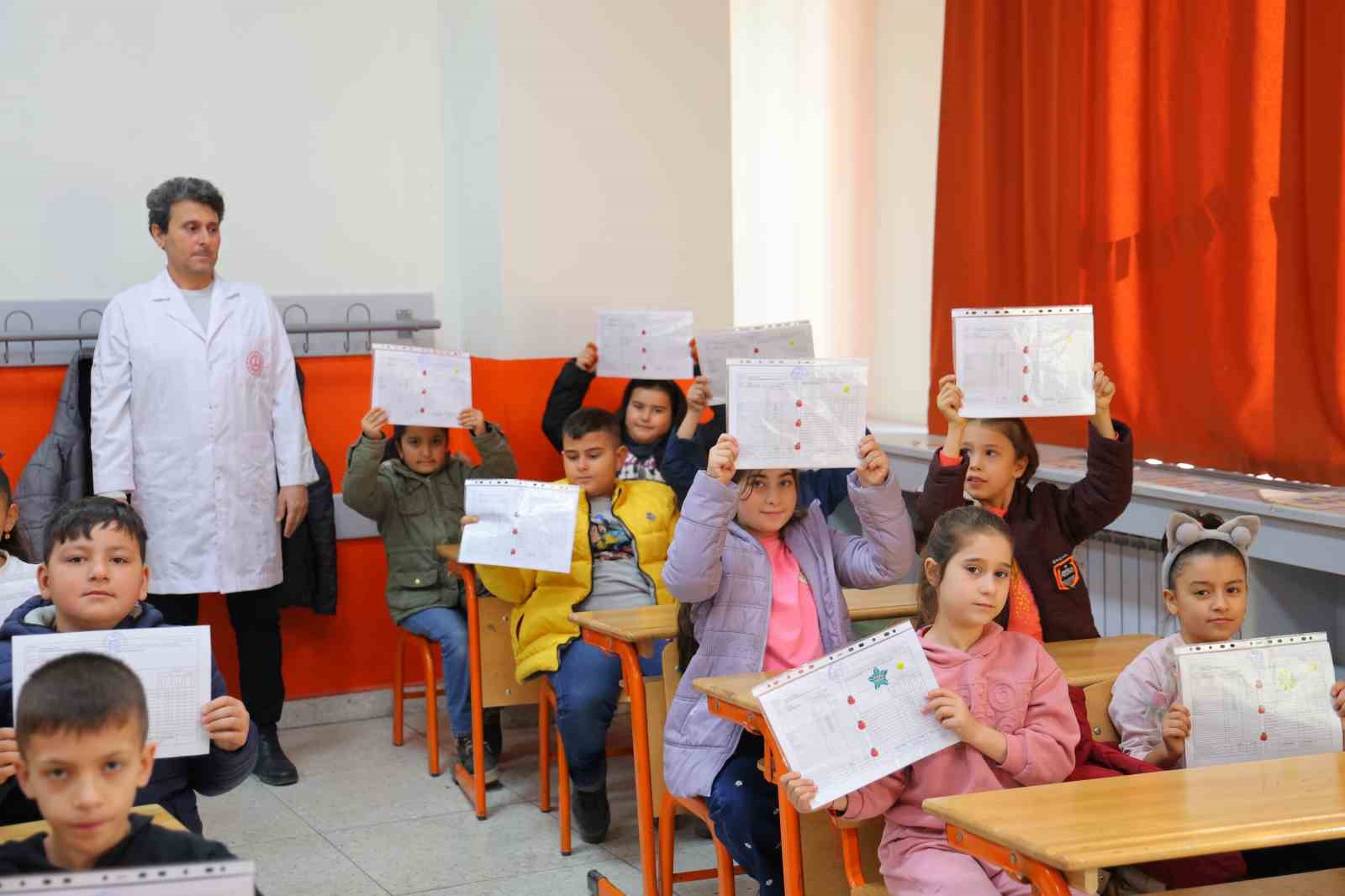 Deprem bölgesindeki Haydar Aliyev İlkokulu’nda karne heyecanı