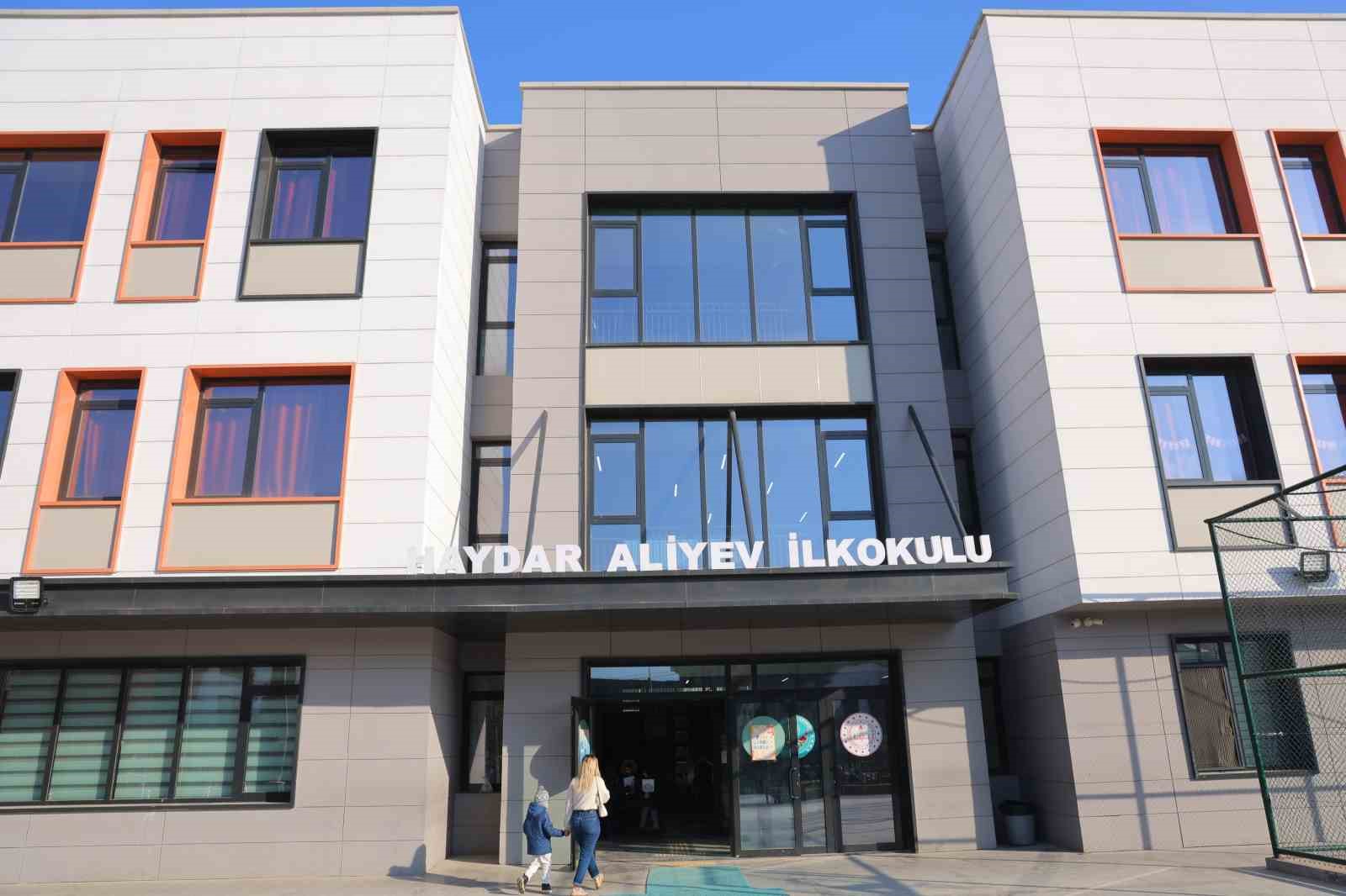 Deprem bölgesindeki Haydar Aliyev İlkokulu’nda karne heyecanı