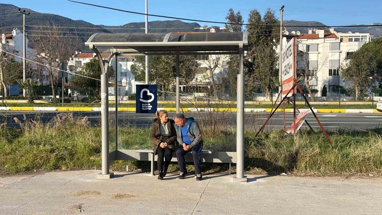 Edremit’te bir babanın kızı ıslanmasın diye yaptığı durak belediyeyi harekete geçirdi