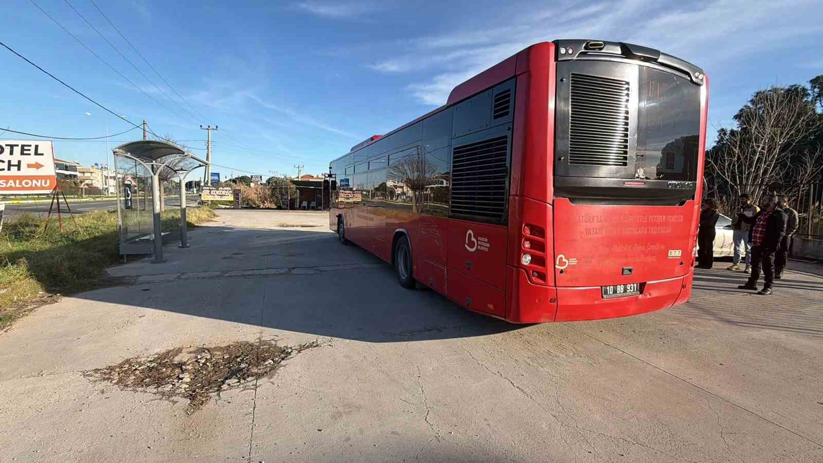 Edremit’te bir babanın kızı ıslanmasın diye yaptığı durak belediyeyi harekete geçirdi