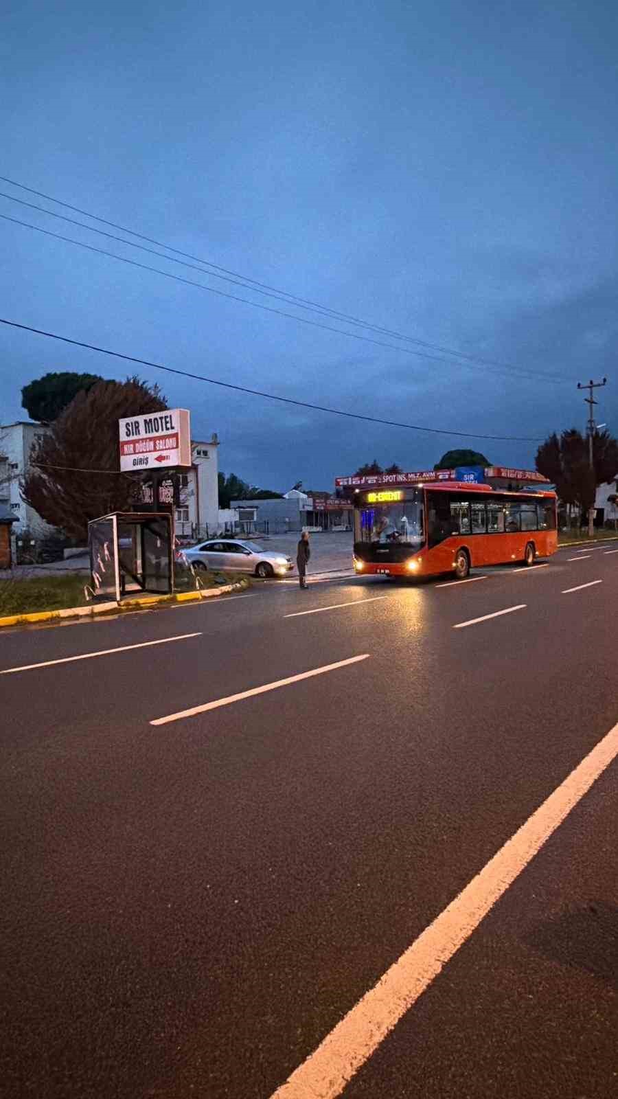 Edremit’te bir babanın kızı ıslanmasın diye yaptığı durak belediyeyi harekete geçirdi
