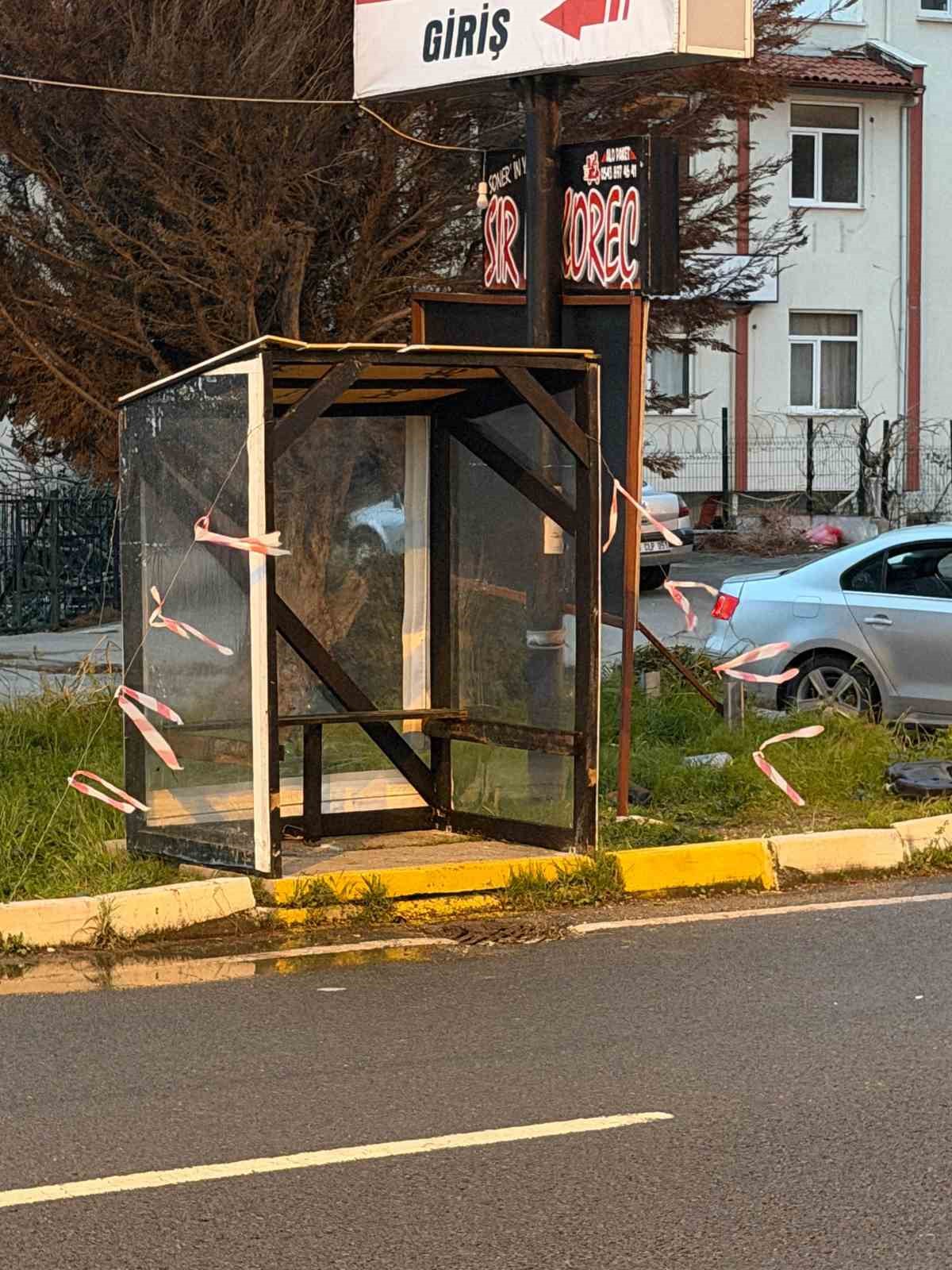 Edremit’te bir babanın kızı ıslanmasın diye yaptığı durak belediyeyi harekete geçirdi