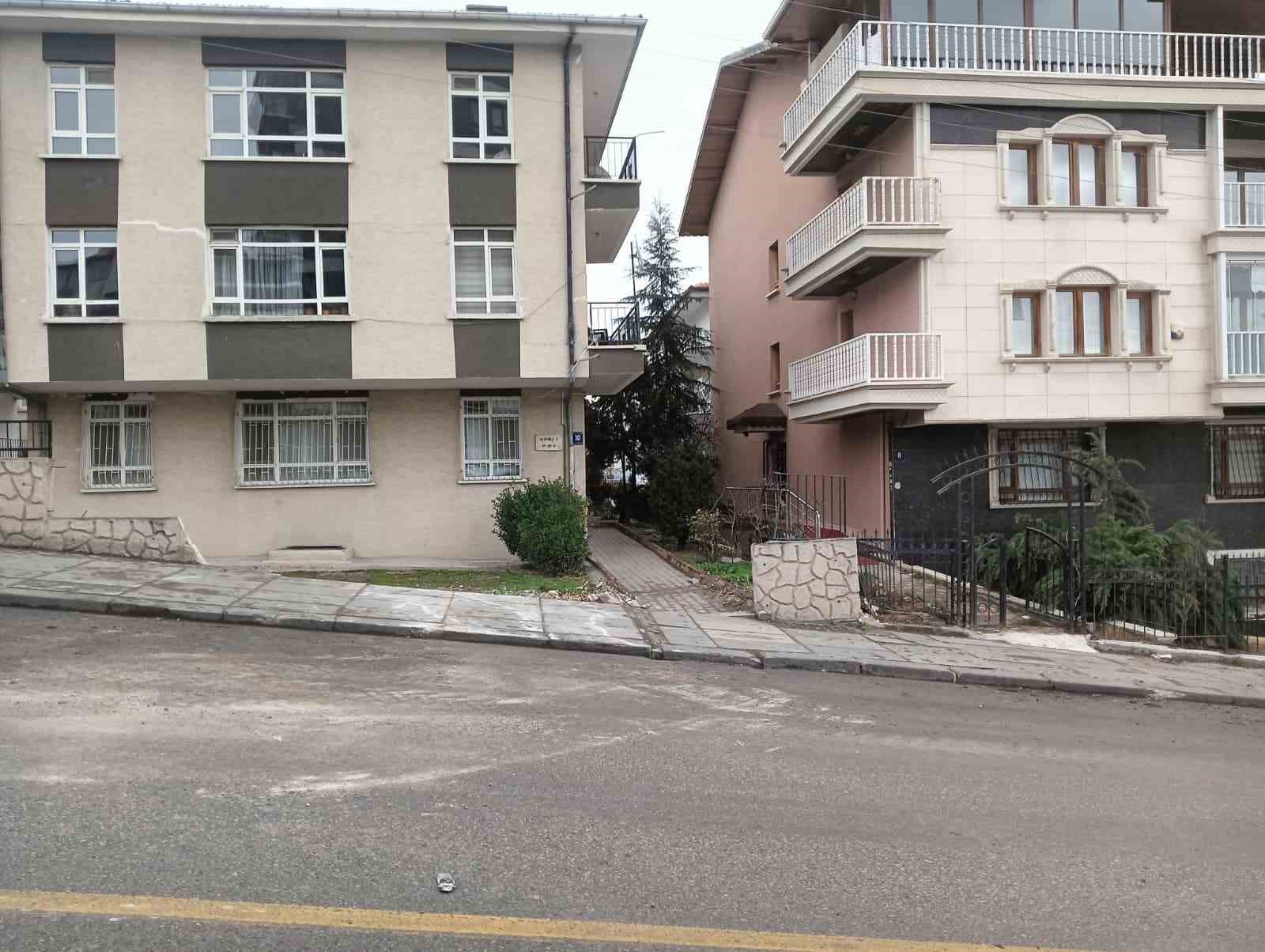 Hafriyat kamyonunun bahçedeki 4 araca çarptığı kaza kameda