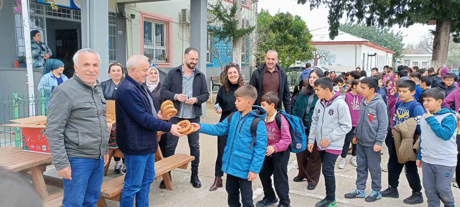 Kozan’da şehit aileleri ve gazilerden öğrencilere simit ikramı