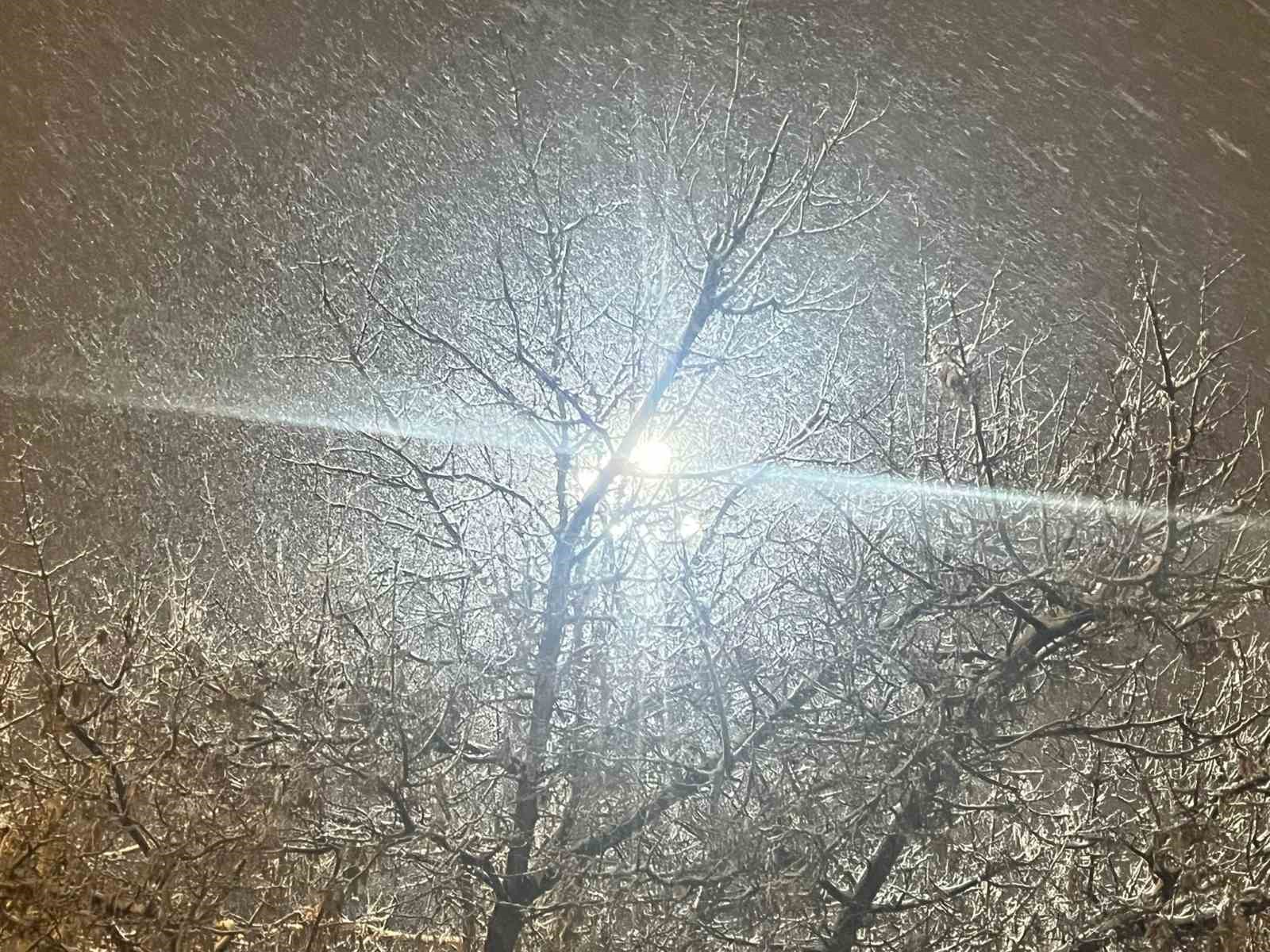 Ankara’da gece saatlerinde kar yağışı etkili oldu