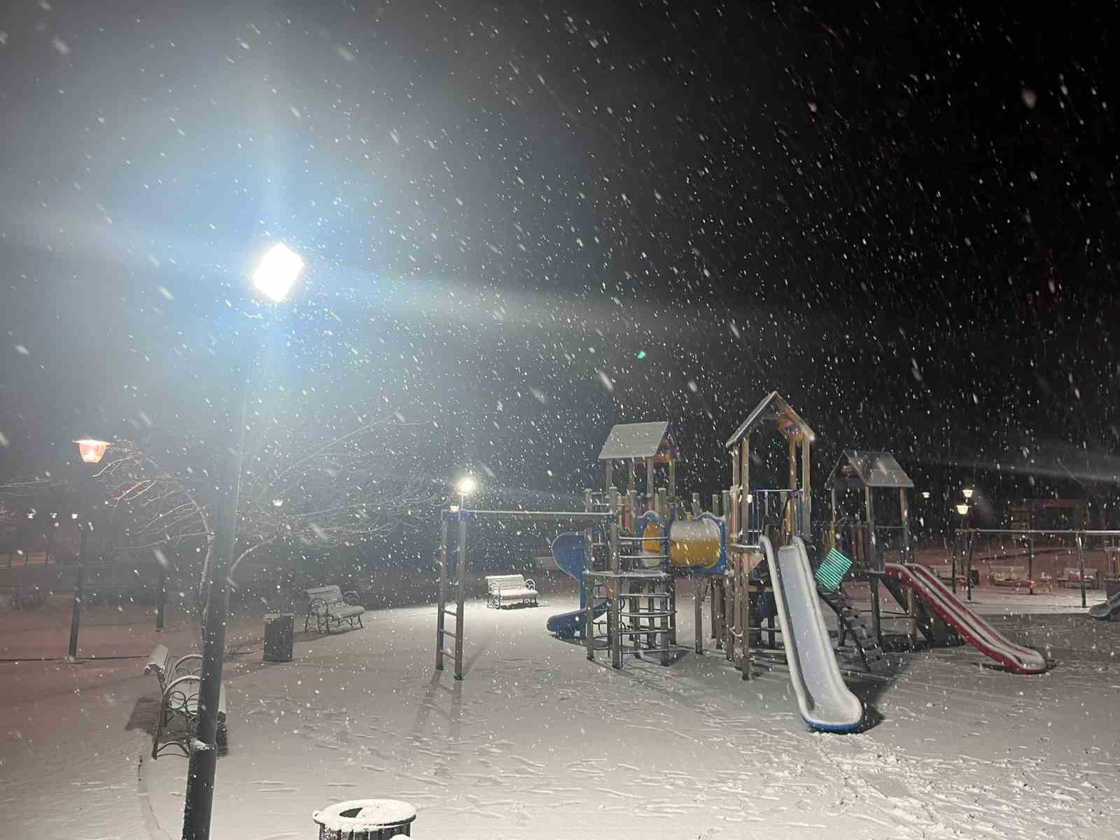 Ankara’da gece saatlerinde kar yağışı etkili oldu