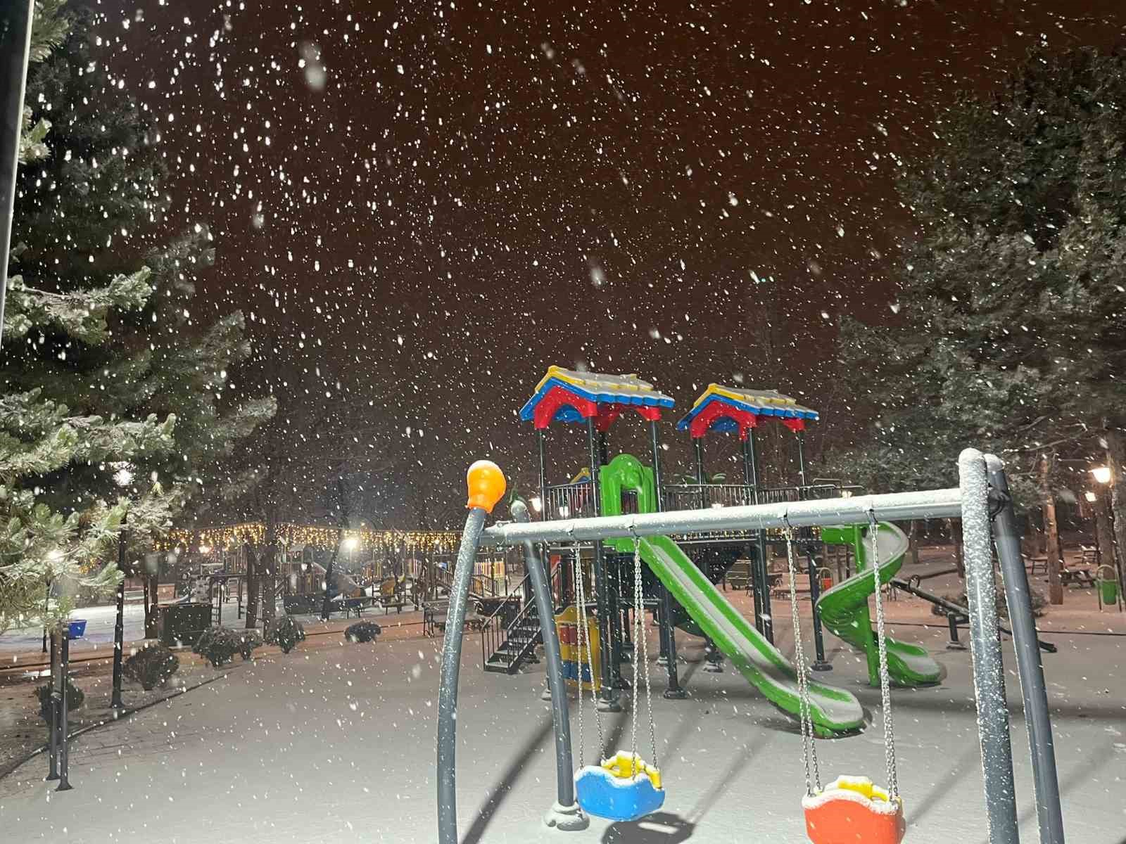 Ankara’da gece saatlerinde kar yağışı etkili oldu