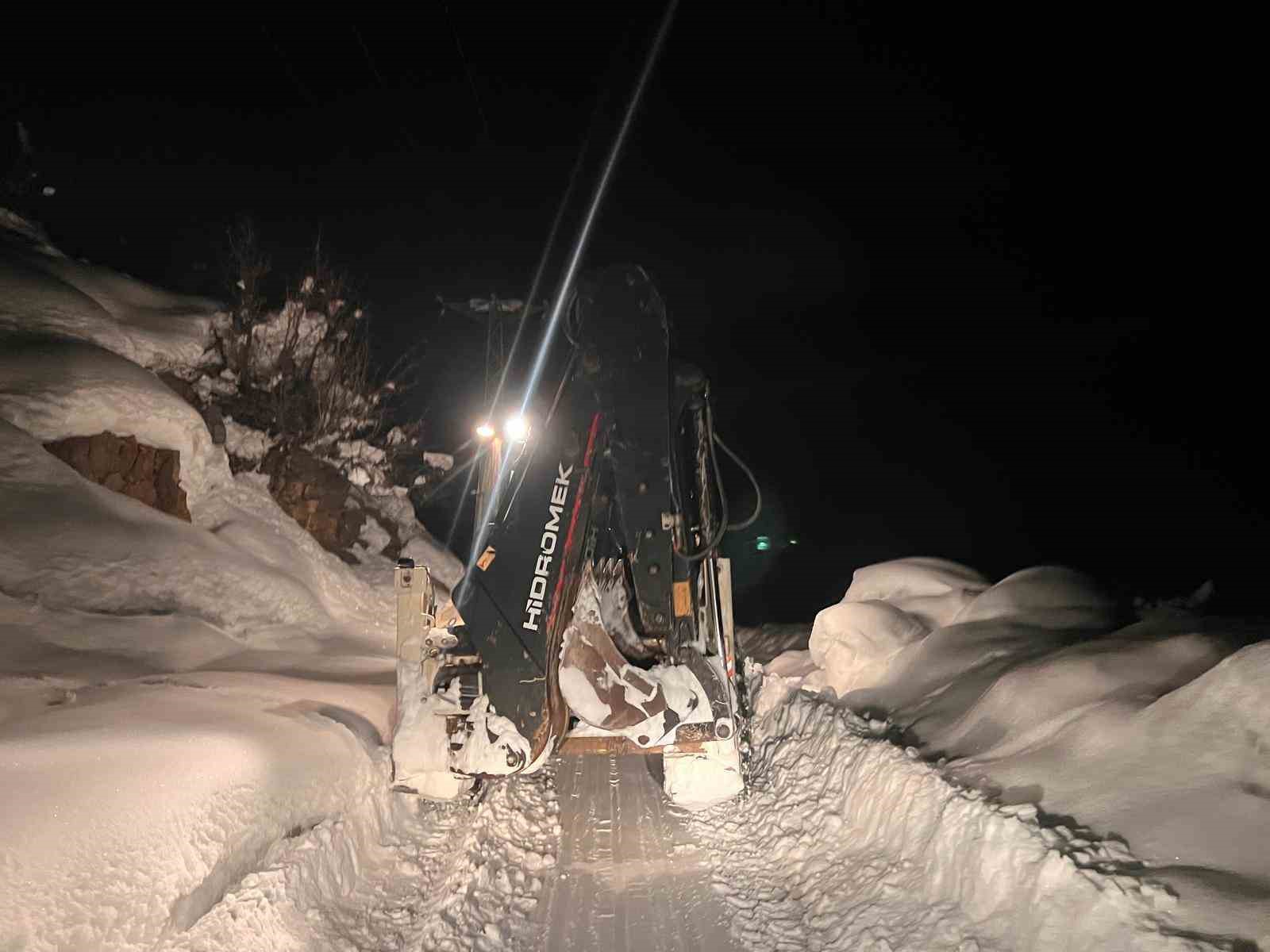 Karla mücadele ekipleri gece gündüz yol açıyor