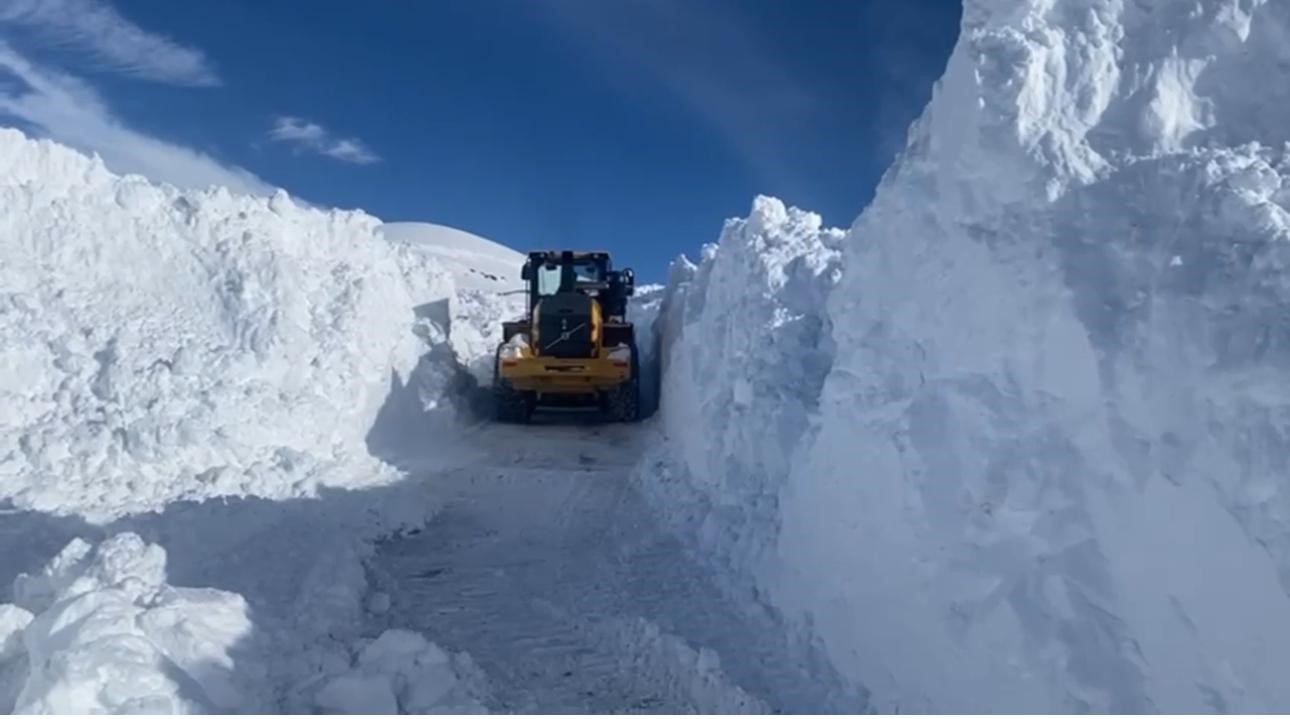 Karla mücadele ekipleri gece gündüz yol açıyor