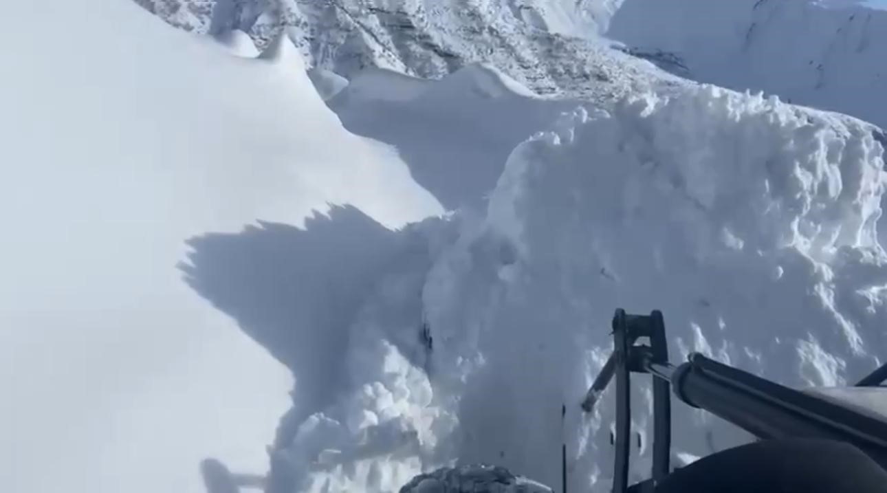 Karla mücadele ekipleri gece gündüz yol açıyor