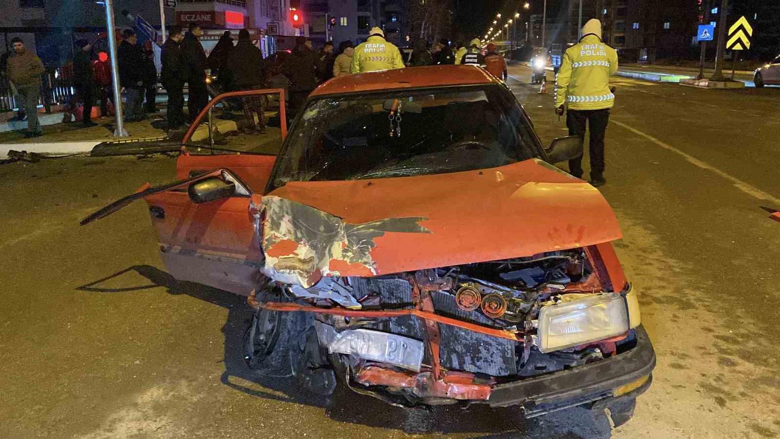 Çorum’da iki otomobil çarpıştı: 4 yaralı