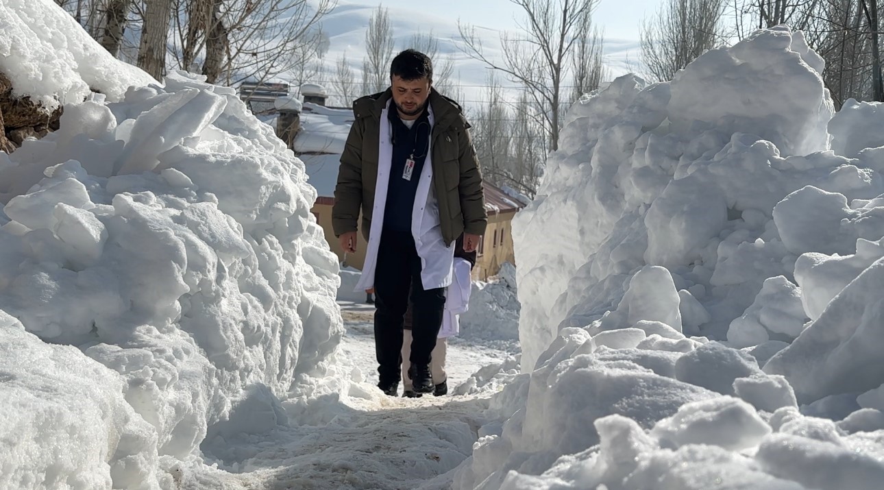 Yüksekova’da sağlık ordusu zorlu coğrafyaya meydan okuyor: 1,5 metrelik karı aşarak vatandaşlara şifa dağıttılar