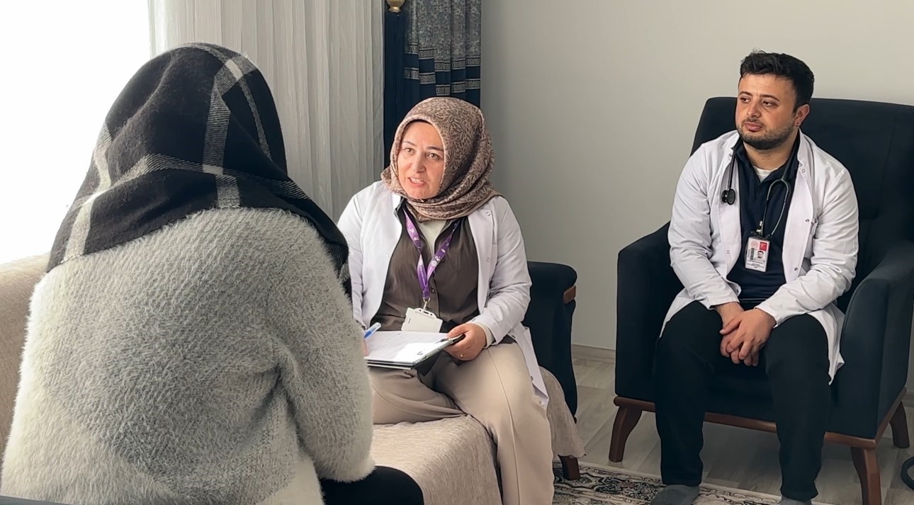 Yüksekova’da sağlık ordusu zorlu coğrafyaya meydan okuyor: 1,5 metrelik karı aşarak vatandaşlara şifa dağıttılar