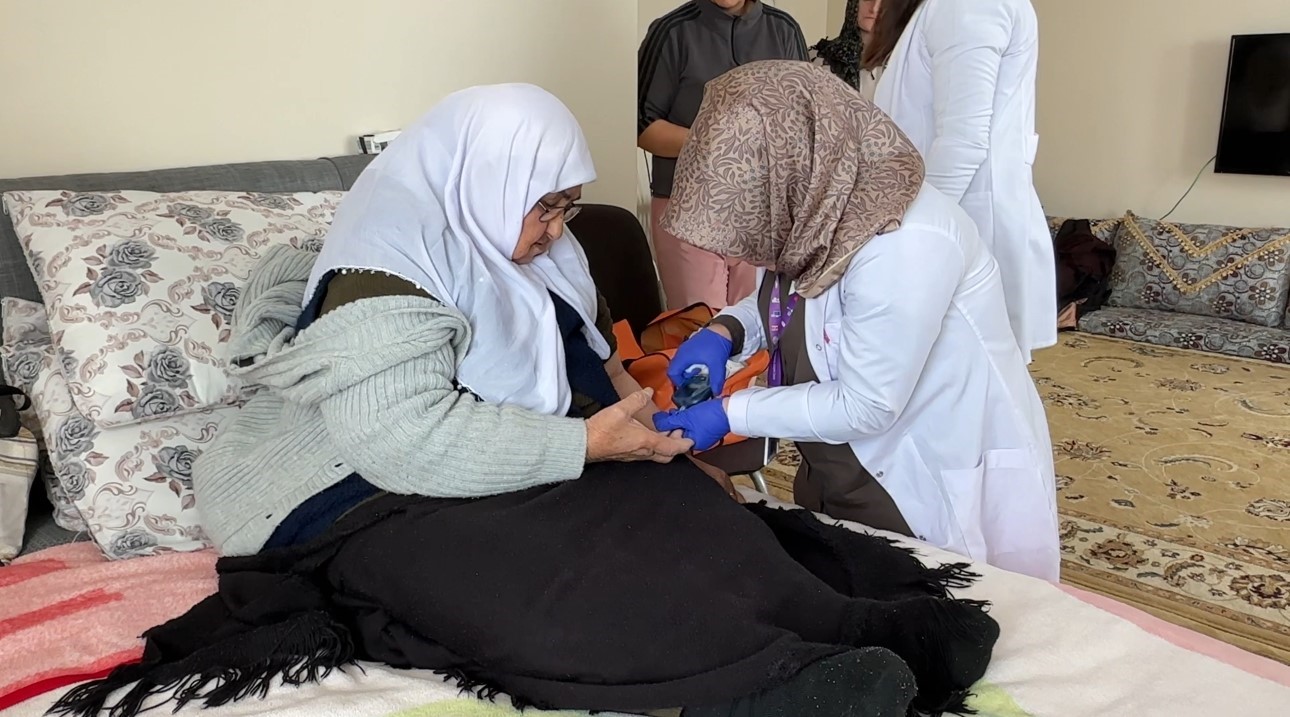 Yüksekova’da sağlık ordusu zorlu coğrafyaya meydan okuyor: 1,5 metrelik karı aşarak vatandaşlara şifa dağıttılar