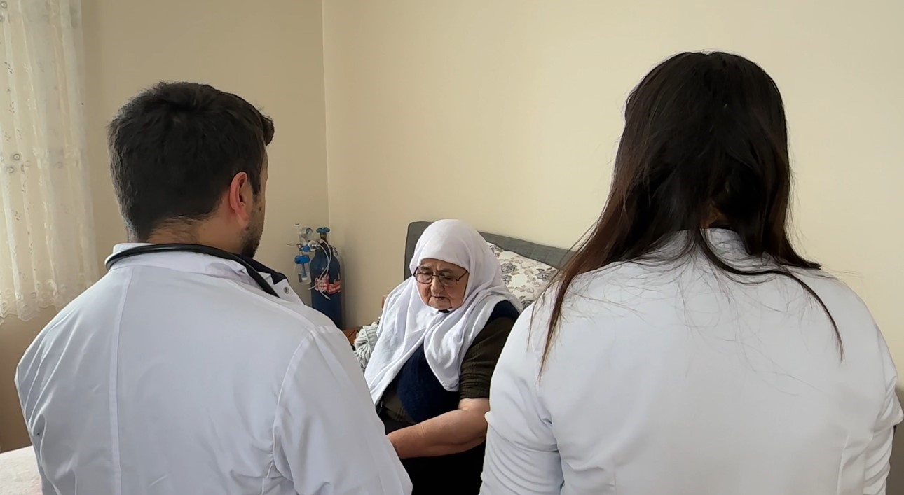 Yüksekova’da sağlık ordusu zorlu coğrafyaya meydan okuyor: 1,5 metrelik karı aşarak vatandaşlara şifa dağıttılar