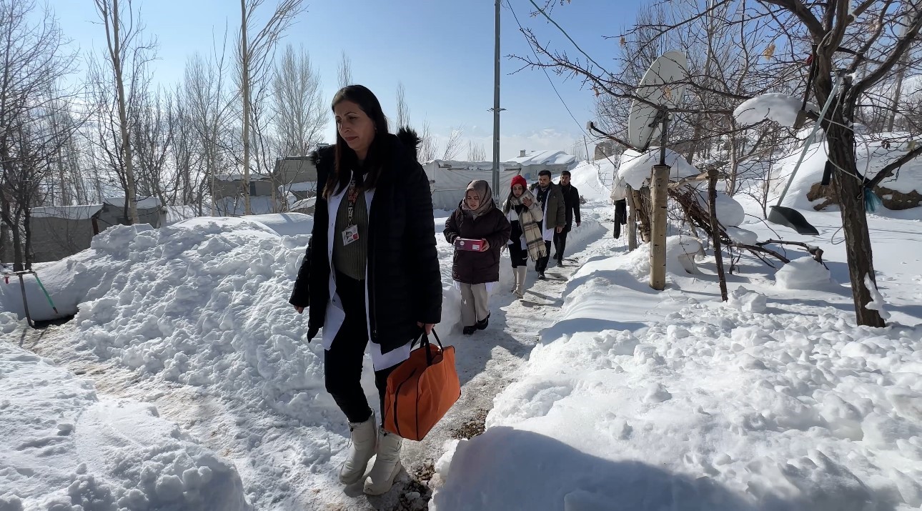 Yüksekova’da sağlık ordusu zorlu coğrafyaya meydan okuyor: 1,5 metrelik karı aşarak vatandaşlara şifa dağıttılar