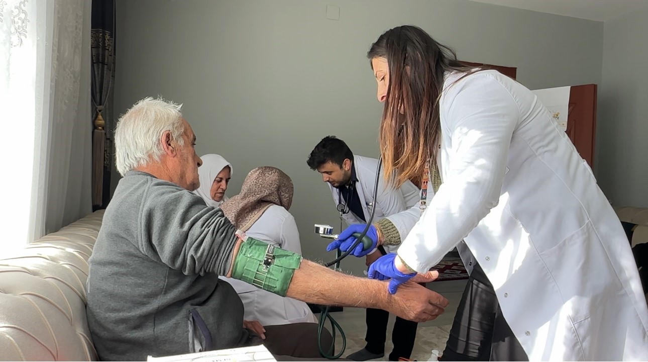 Yüksekova’da sağlık ordusu zorlu coğrafyaya meydan okuyor: 1,5 metrelik karı aşarak vatandaşlara şifa dağıttılar