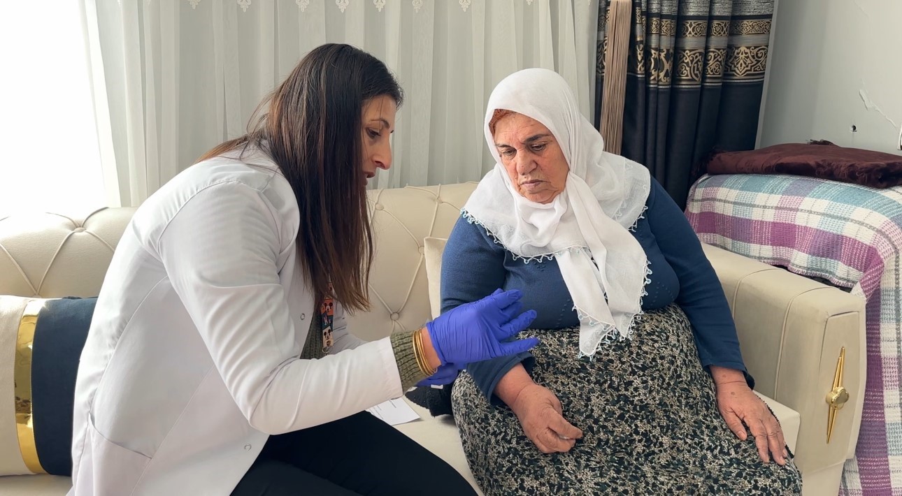 Yüksekova’da sağlık ordusu zorlu coğrafyaya meydan okuyor: 1,5 metrelik karı aşarak vatandaşlara şifa dağıttılar