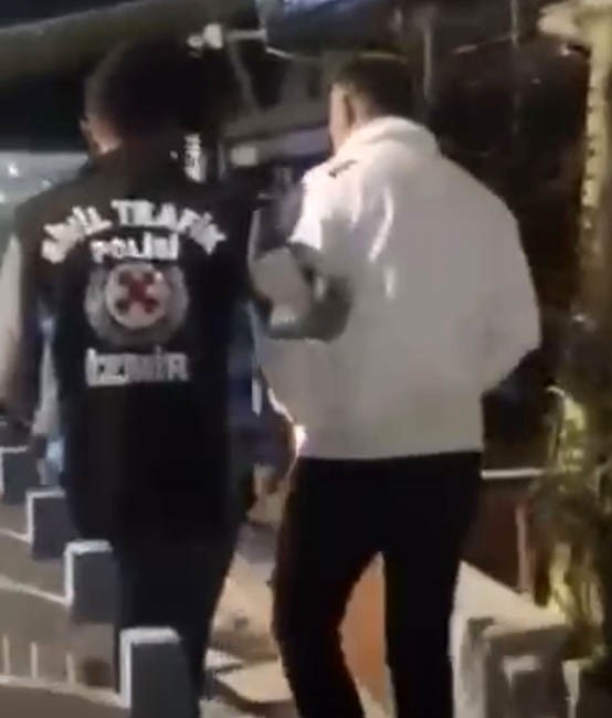 İzmir’de orta refüjden karşı yöne geçen sürücüye ceza yağdı