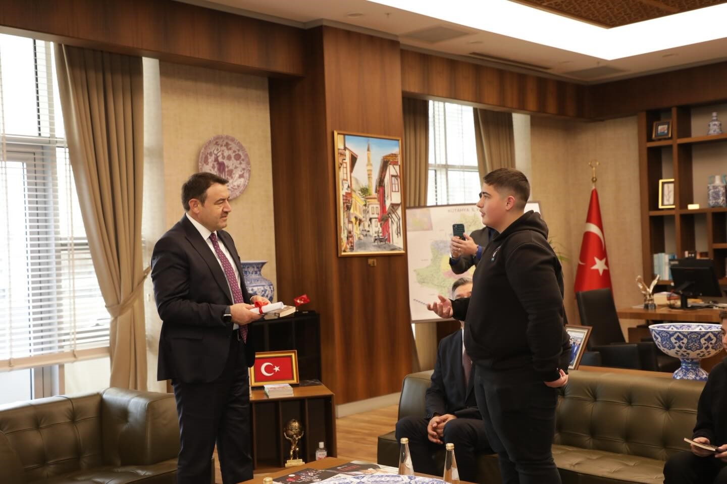 Kütahya Valisi Işın, öğrencilerin podcast çalışmasını dinledi