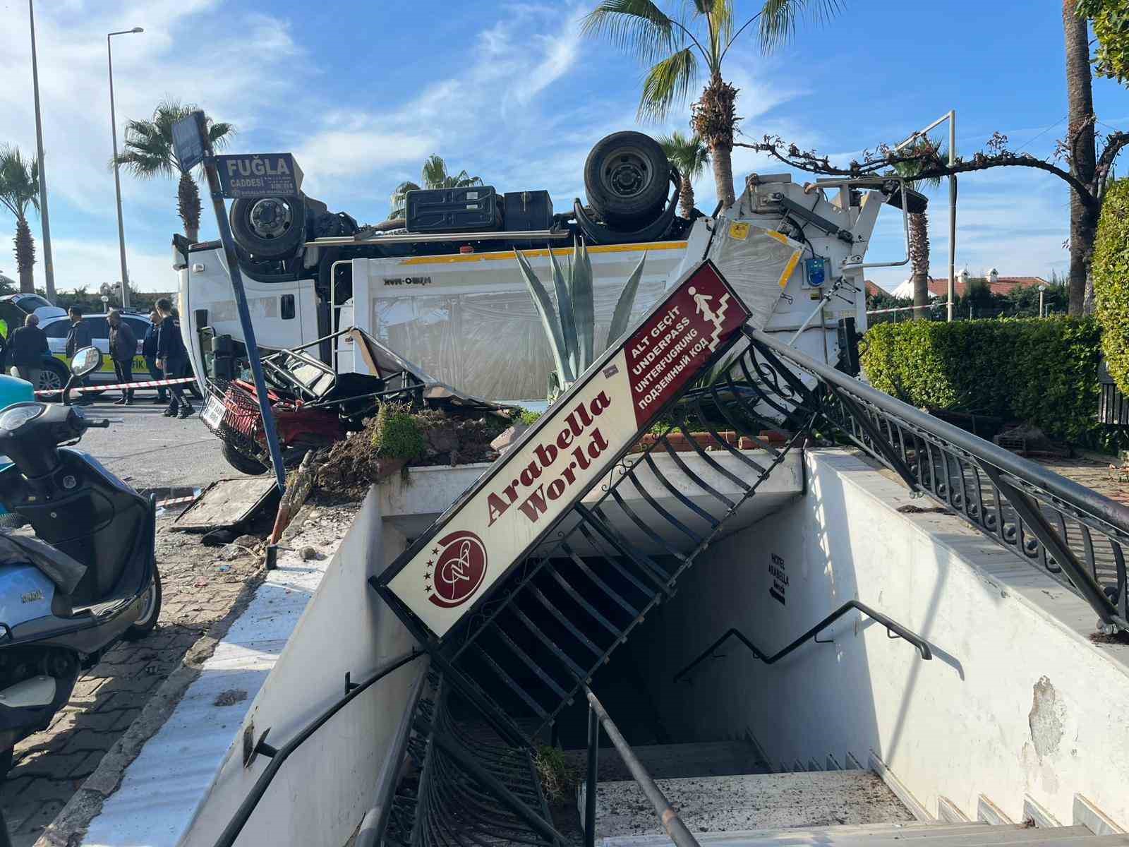 Kamyonun arkadan çarptığı çöp kamyonu devrildi: 1’i ağır 3 işçi yaralandı