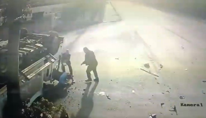 Kamyonun arkadan çarptığı çöp kamyonu devrildi: 1’i ağır 3 işçi yaralandı