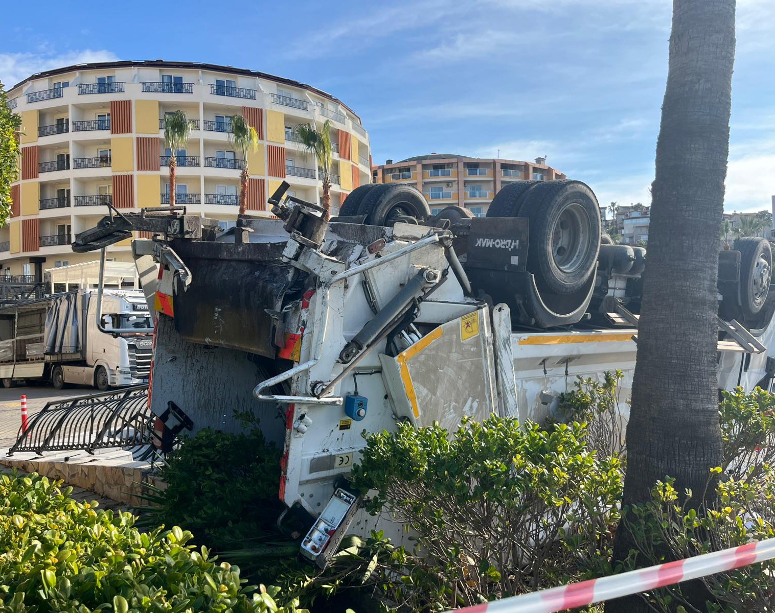 Kamyonun arkadan çarptığı çöp kamyonu devrildi: 1’i ağır 3 işçi yaralandı