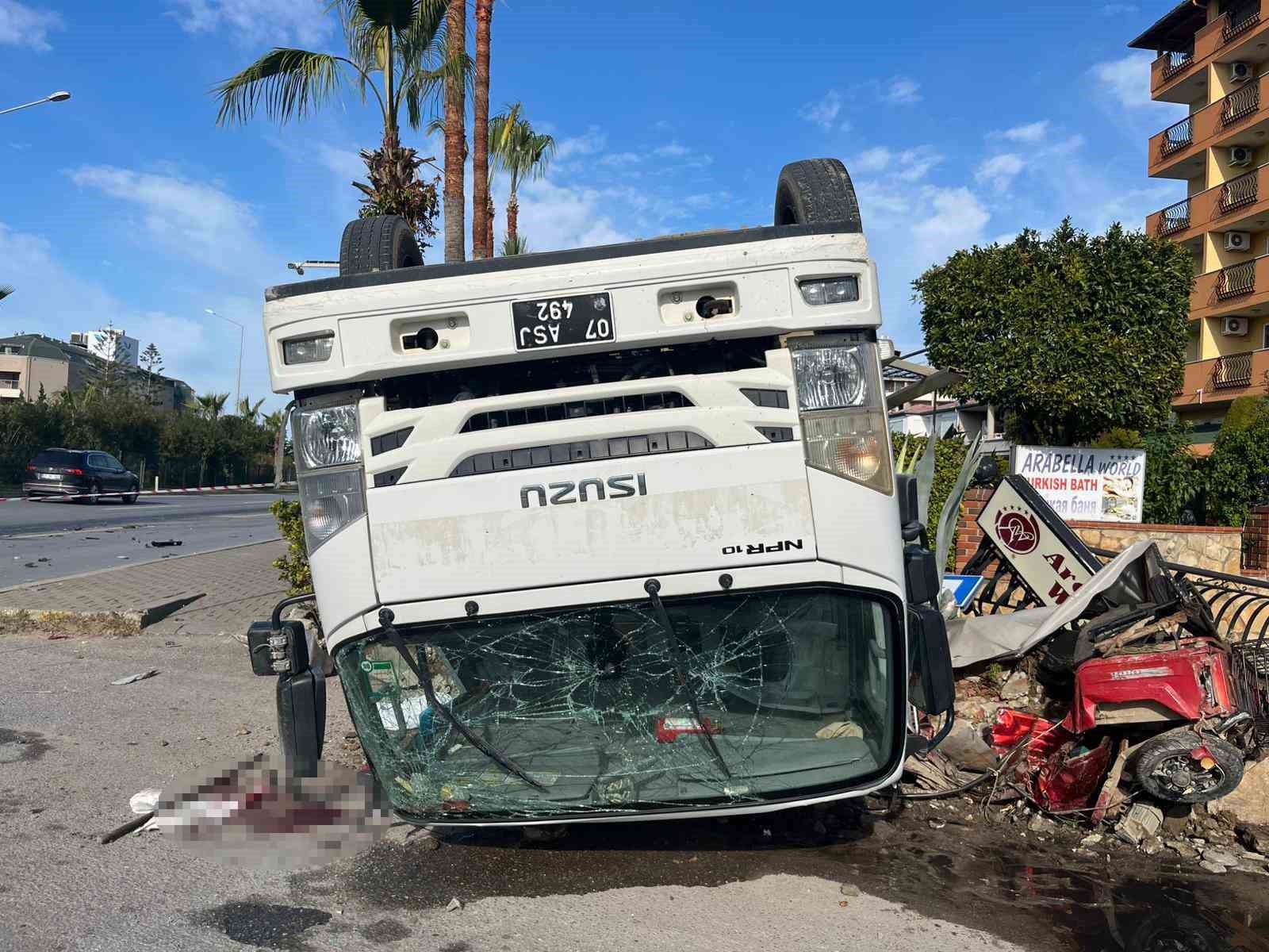 Kamyonun arkadan çarptığı çöp kamyonu devrildi: 1’i ağır 3 işçi yaralandı