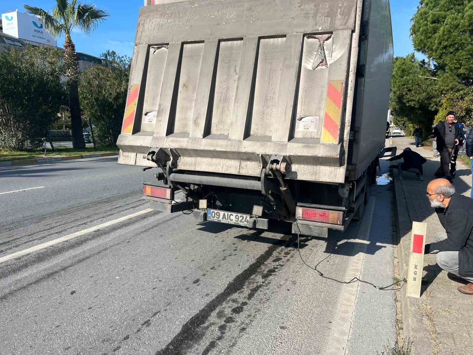 Kamyonun arkadan çarptığı çöp kamyonu devrildi: 1’i ağır 3 işçi yaralandı