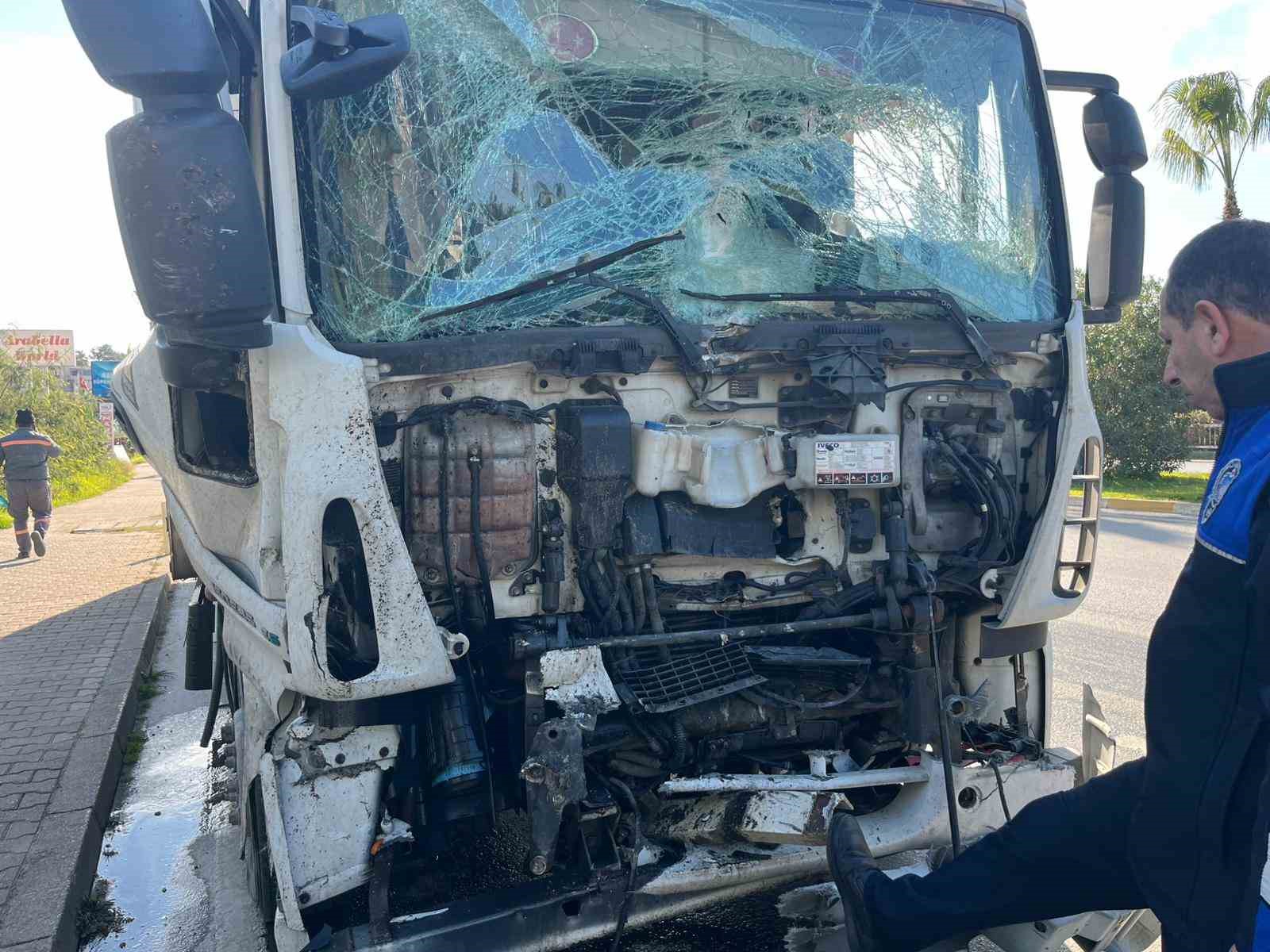 Kamyonun arkadan çarptığı çöp kamyonu devrildi: 1’i ağır 3 işçi yaralandı