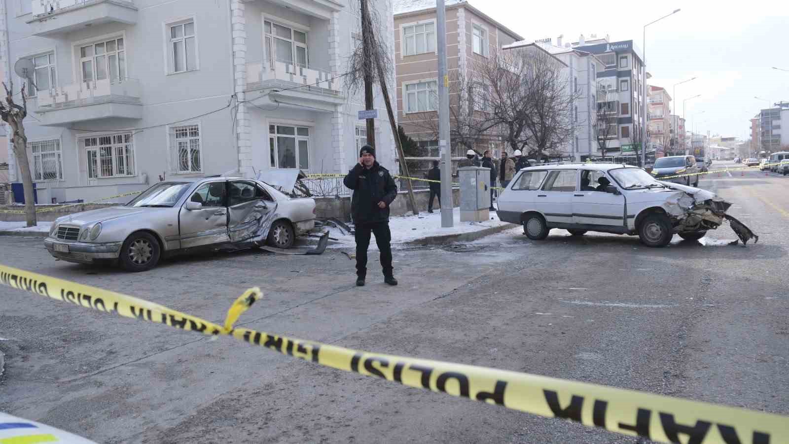 Karaman’da iki otomobilin karıştığı kazada karı koca yaralandı