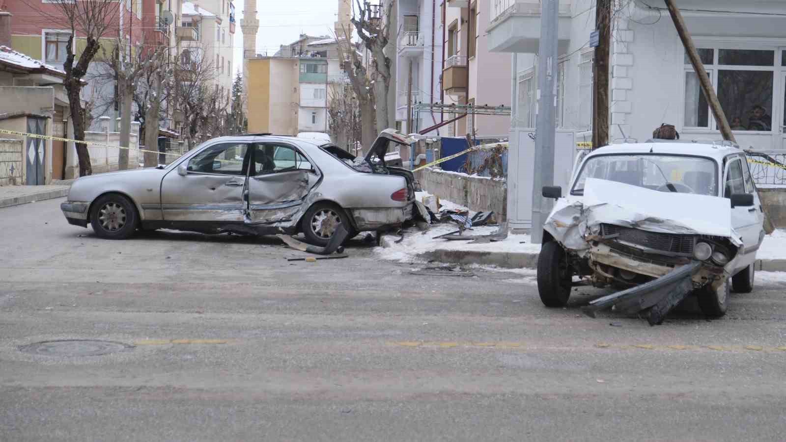 Karaman’da iki otomobilin karıştığı kazada karı koca yaralandı