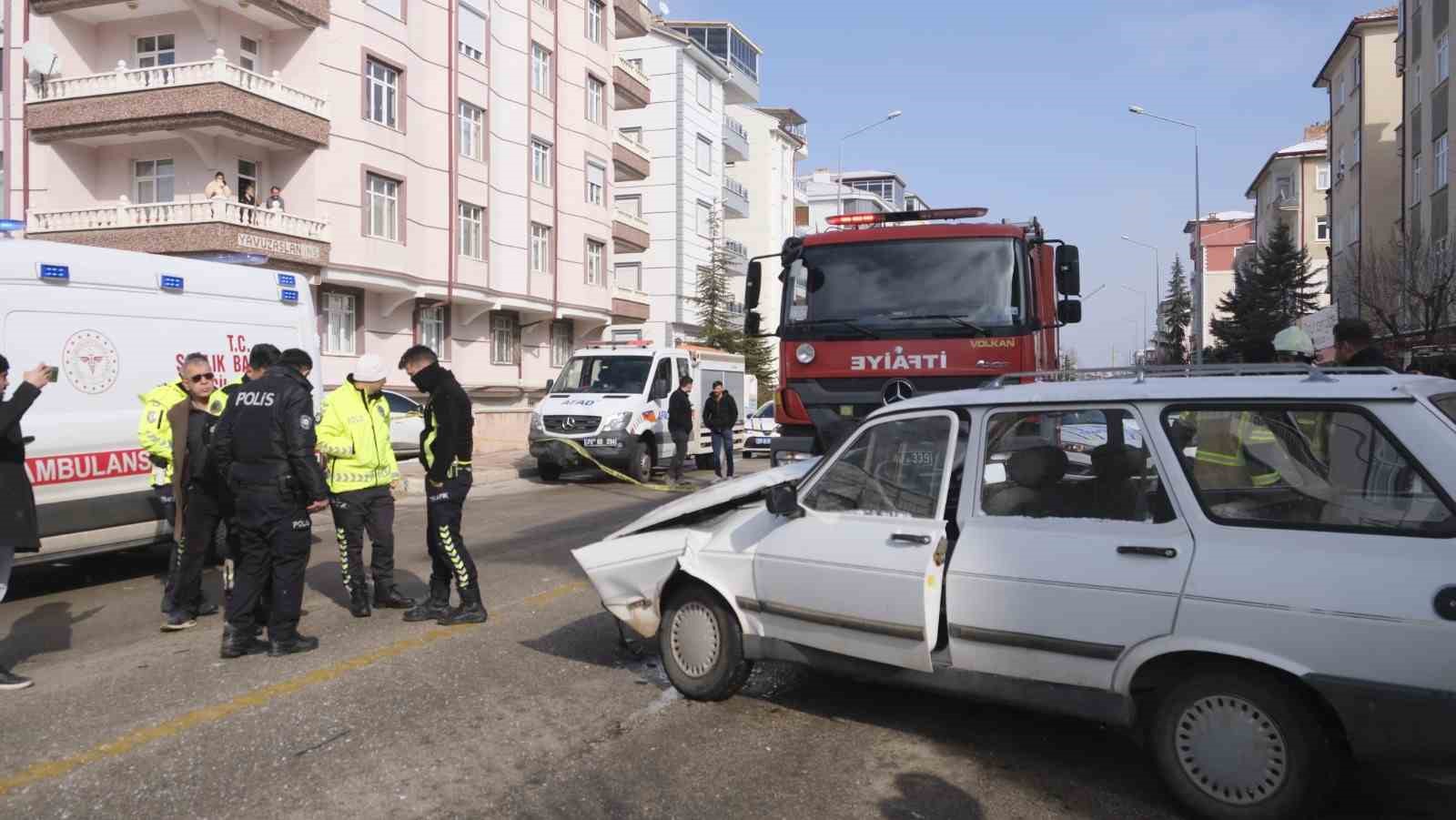 Karaman’da iki otomobilin karıştığı kazada karı koca yaralandı