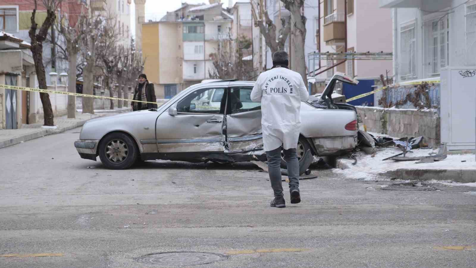 Karaman’da iki otomobilin karıştığı kazada karı koca yaralandı